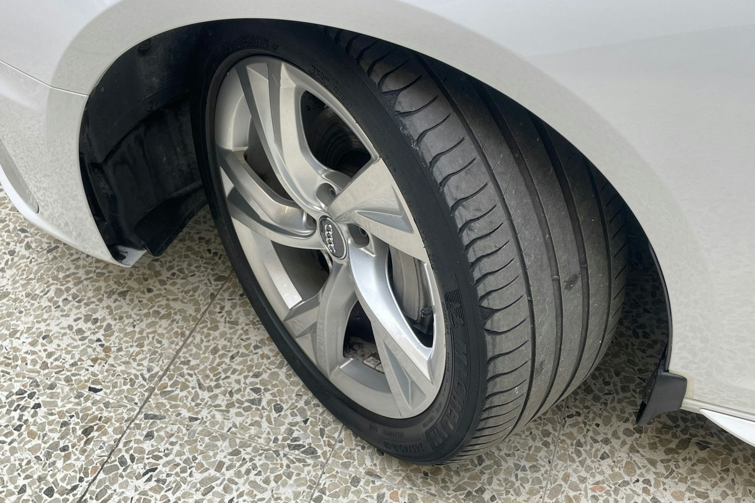 valkoinen Audi A4 2020 kuva 13.