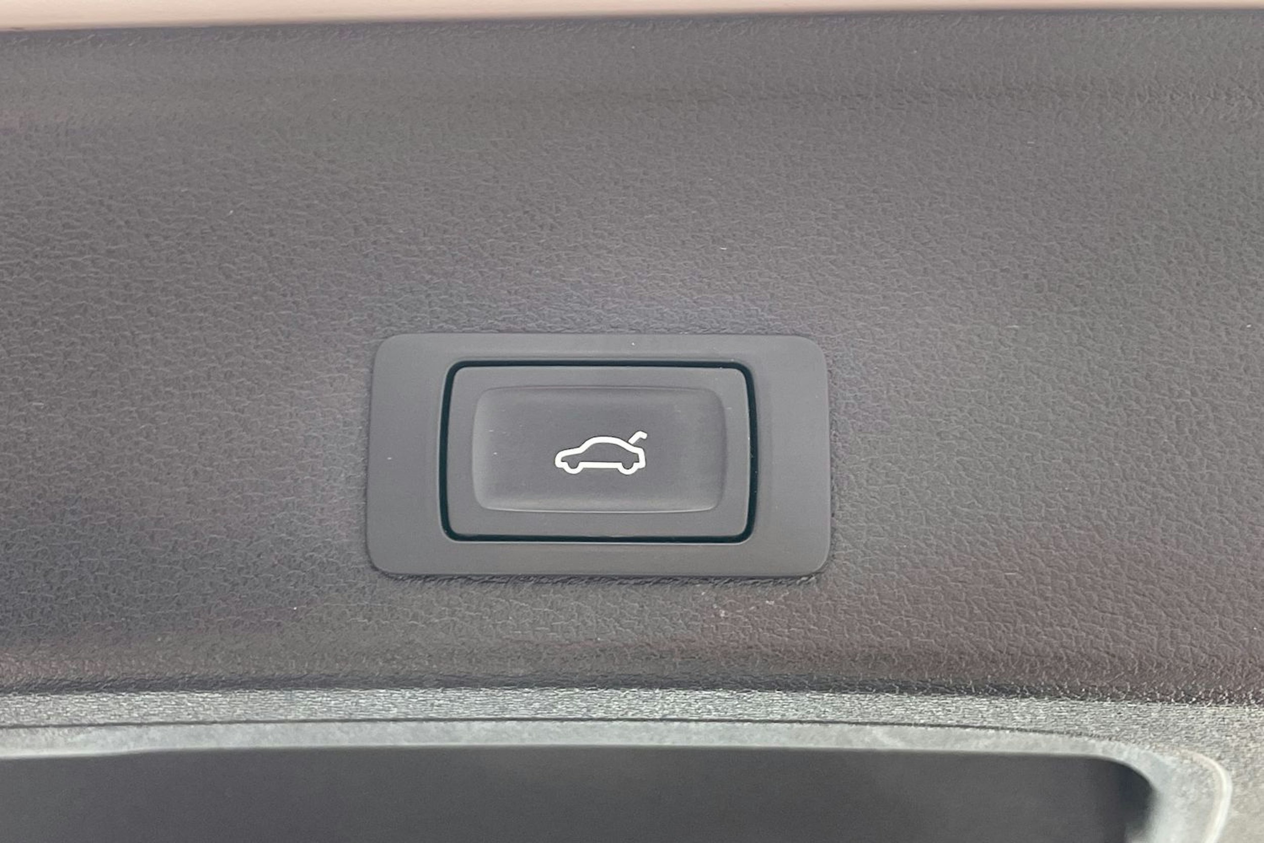 valkoinen Audi A4 2020 kuva 16.