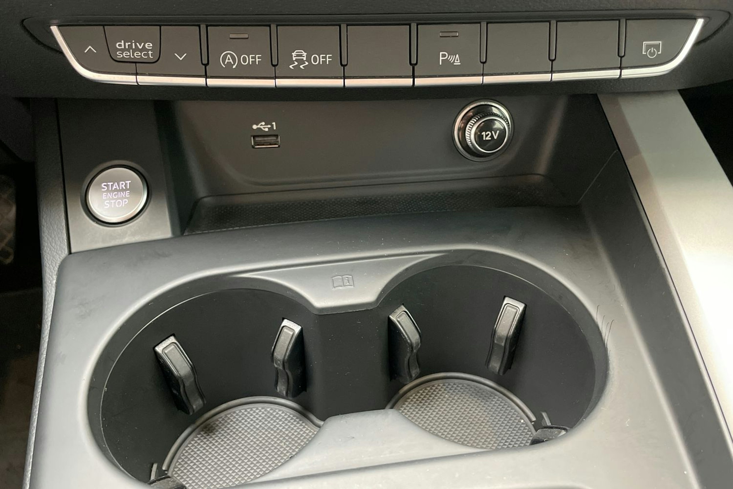 valkoinen Audi A4 2020 kuva 31.