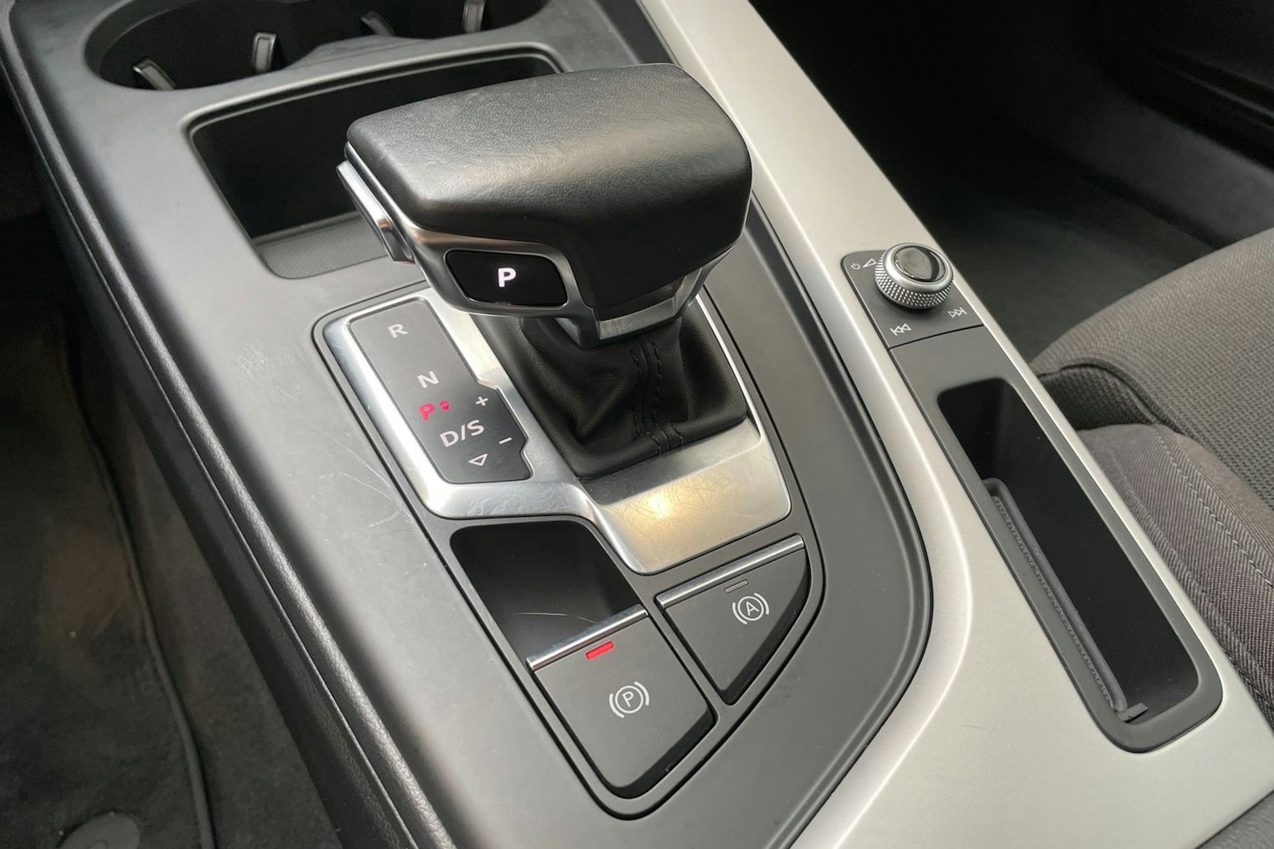 valkoinen Audi A4 2020 kuva 32.