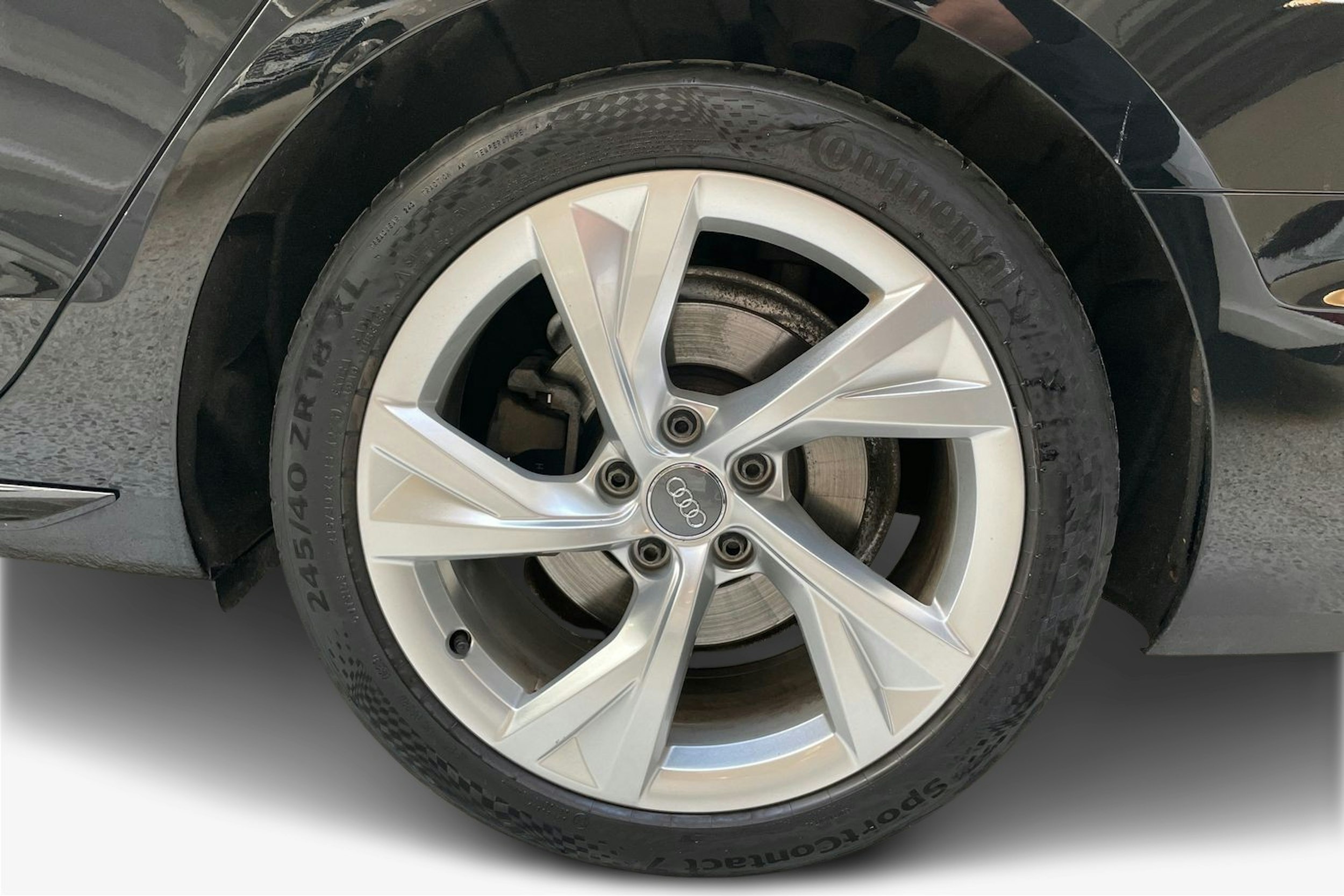 musta Audi A4 2020 kuva 11.
