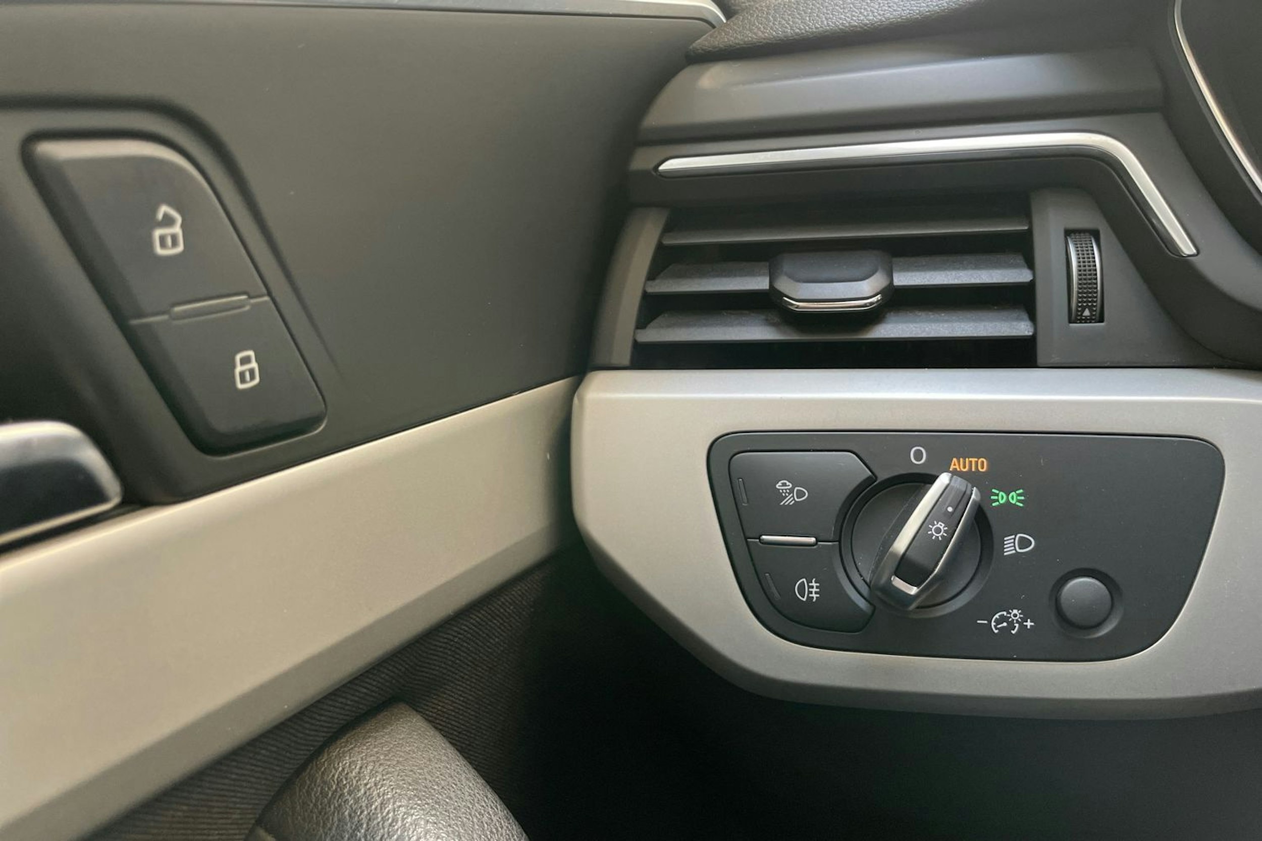 musta Audi A4 2020 kuva 22.