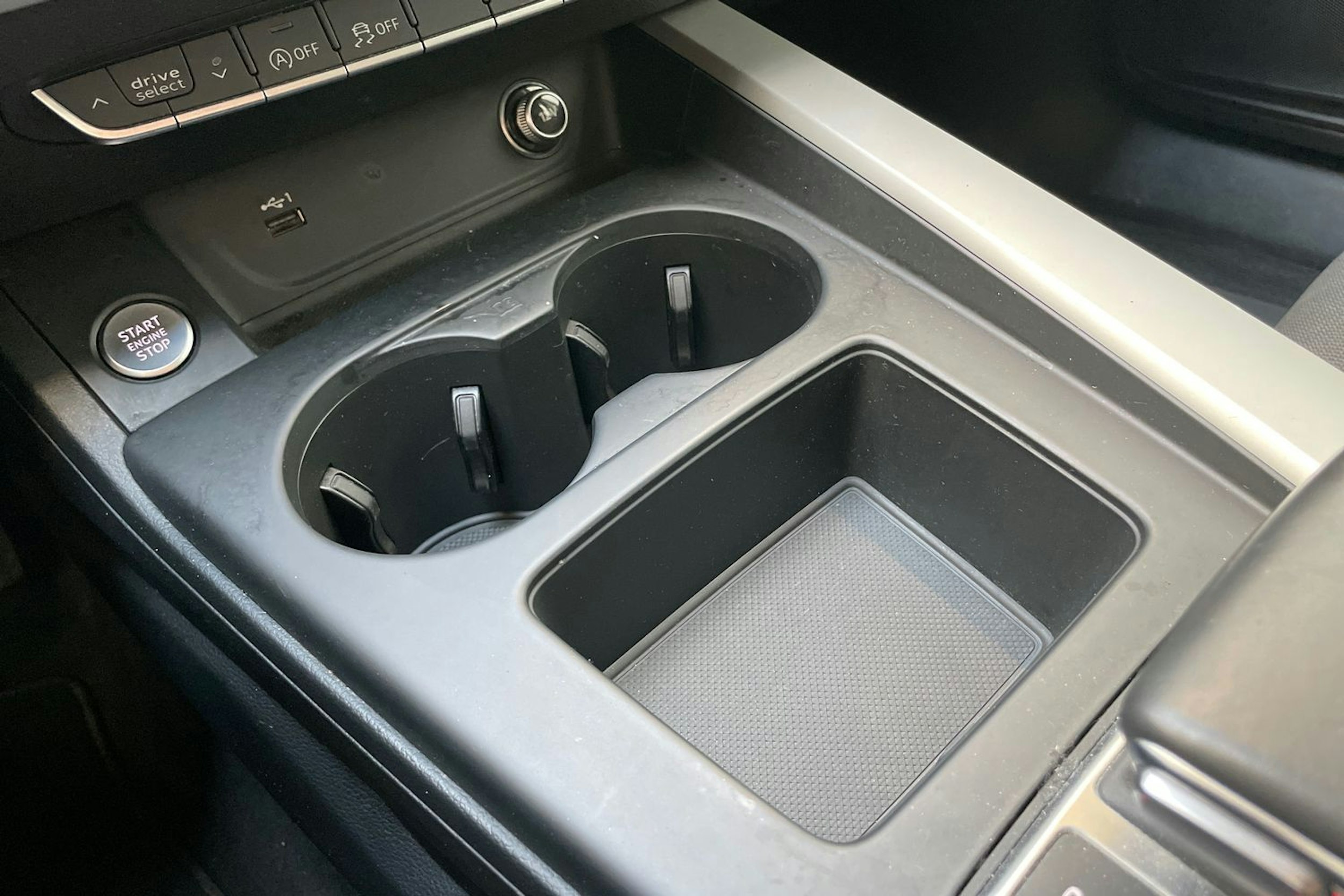 musta Audi A4 2020 kuva 30.