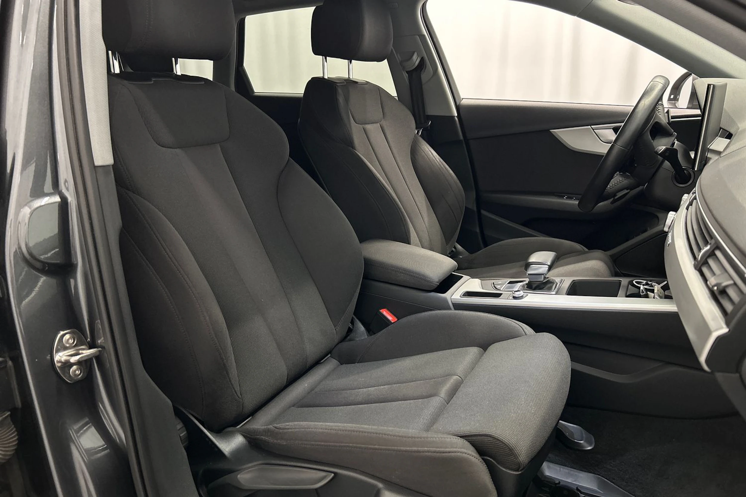 harmaa Audi A4 2020 kuva 11.