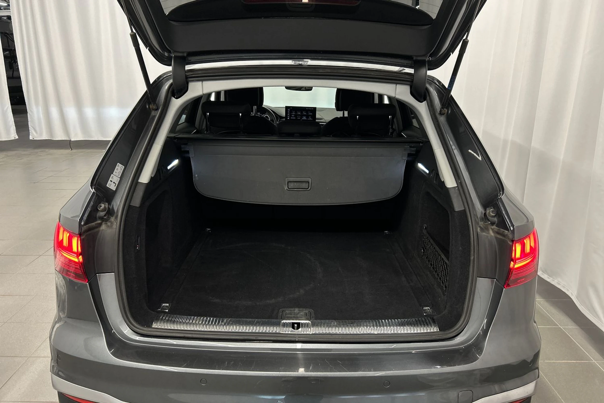 harmaa Audi A4 2020 kuva 12.