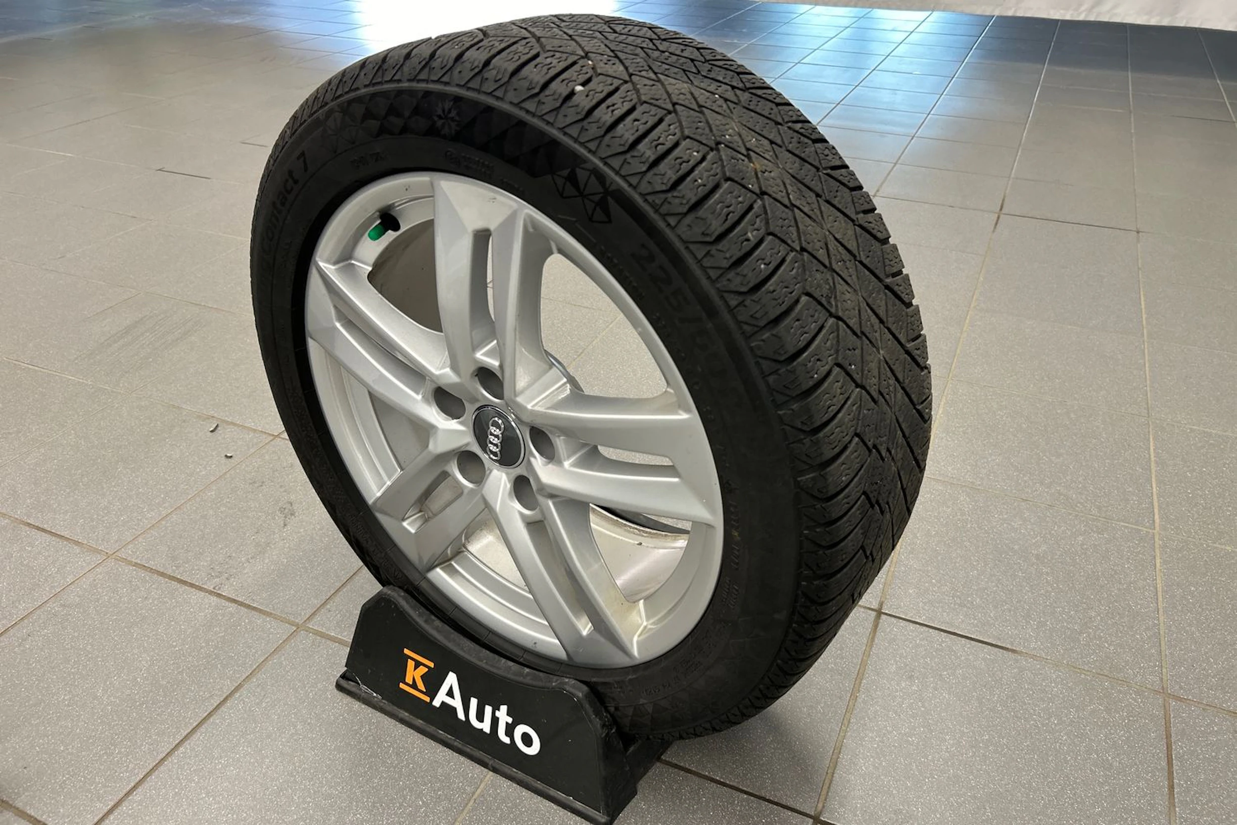 harmaa Audi A4 2020 kuva 16.