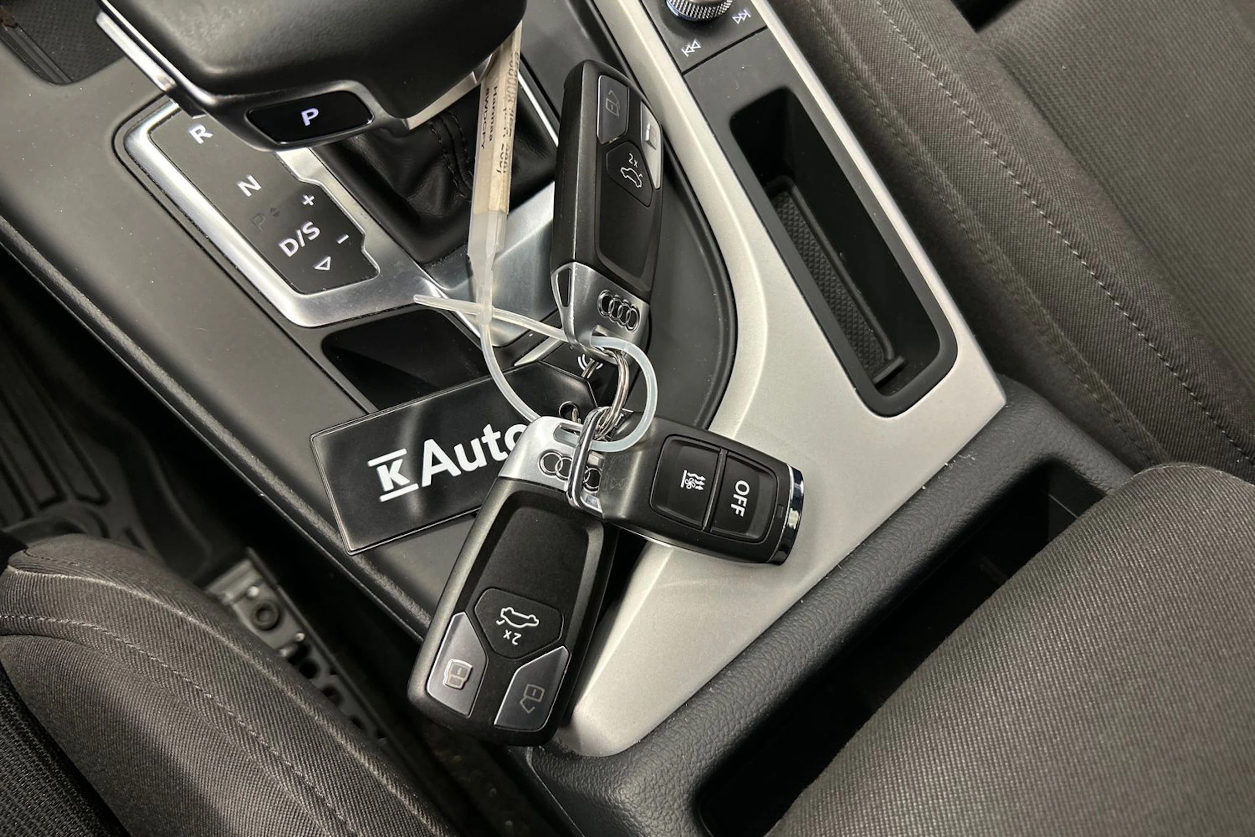 harmaa Audi A4 2020 kuva 27.