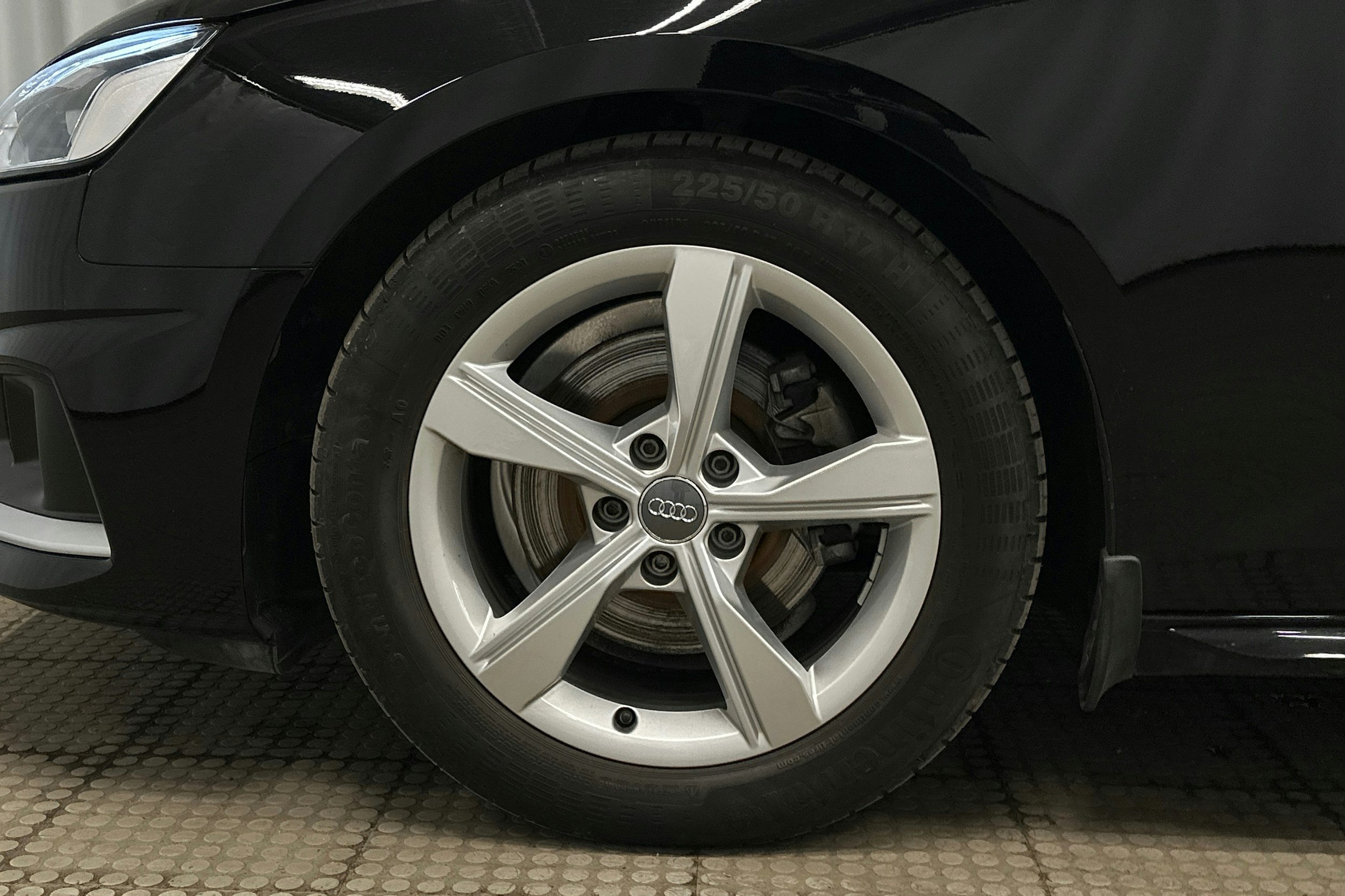 musta Audi A4 2020 kuva 11.