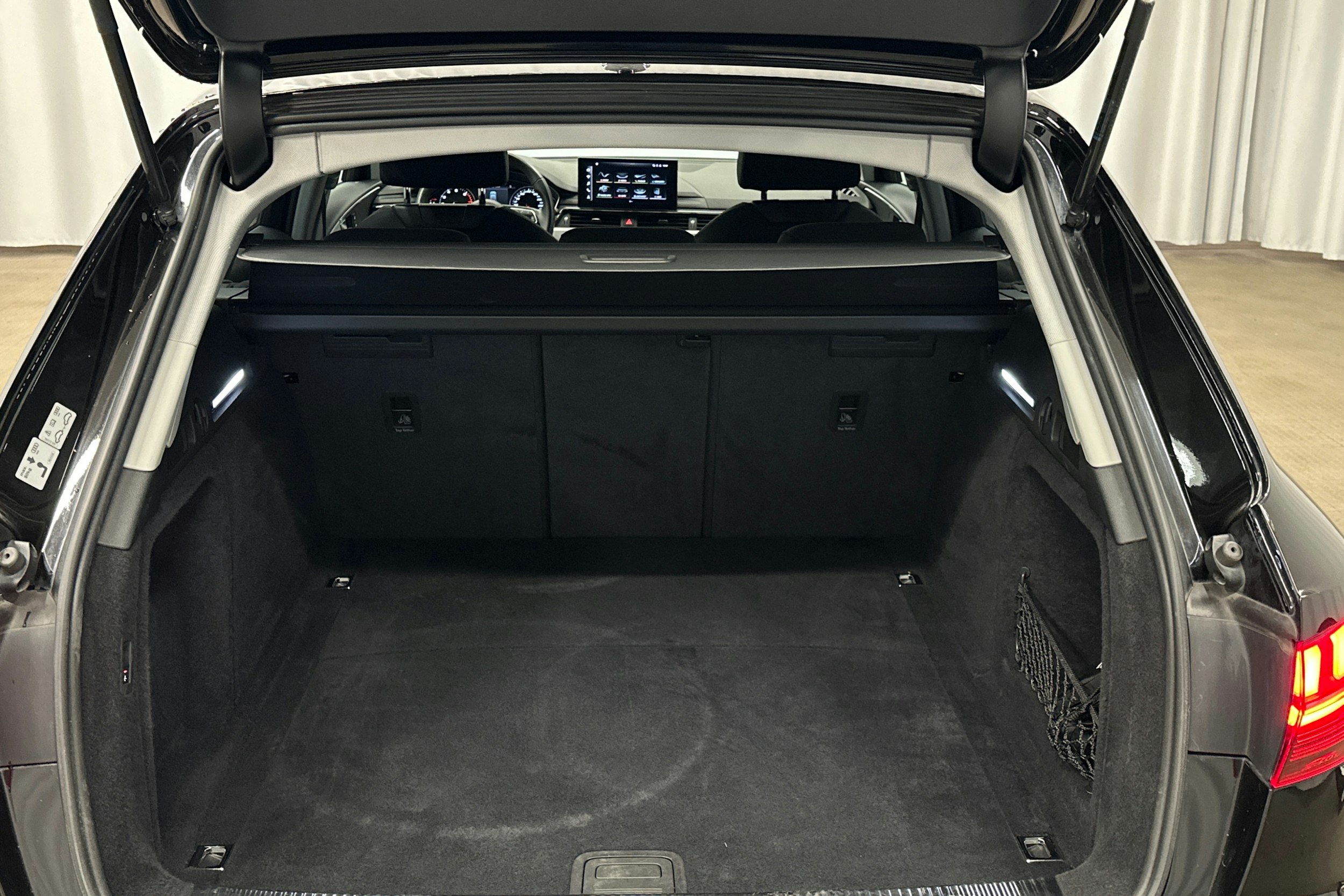 musta Audi A4 2020 kuva 14.