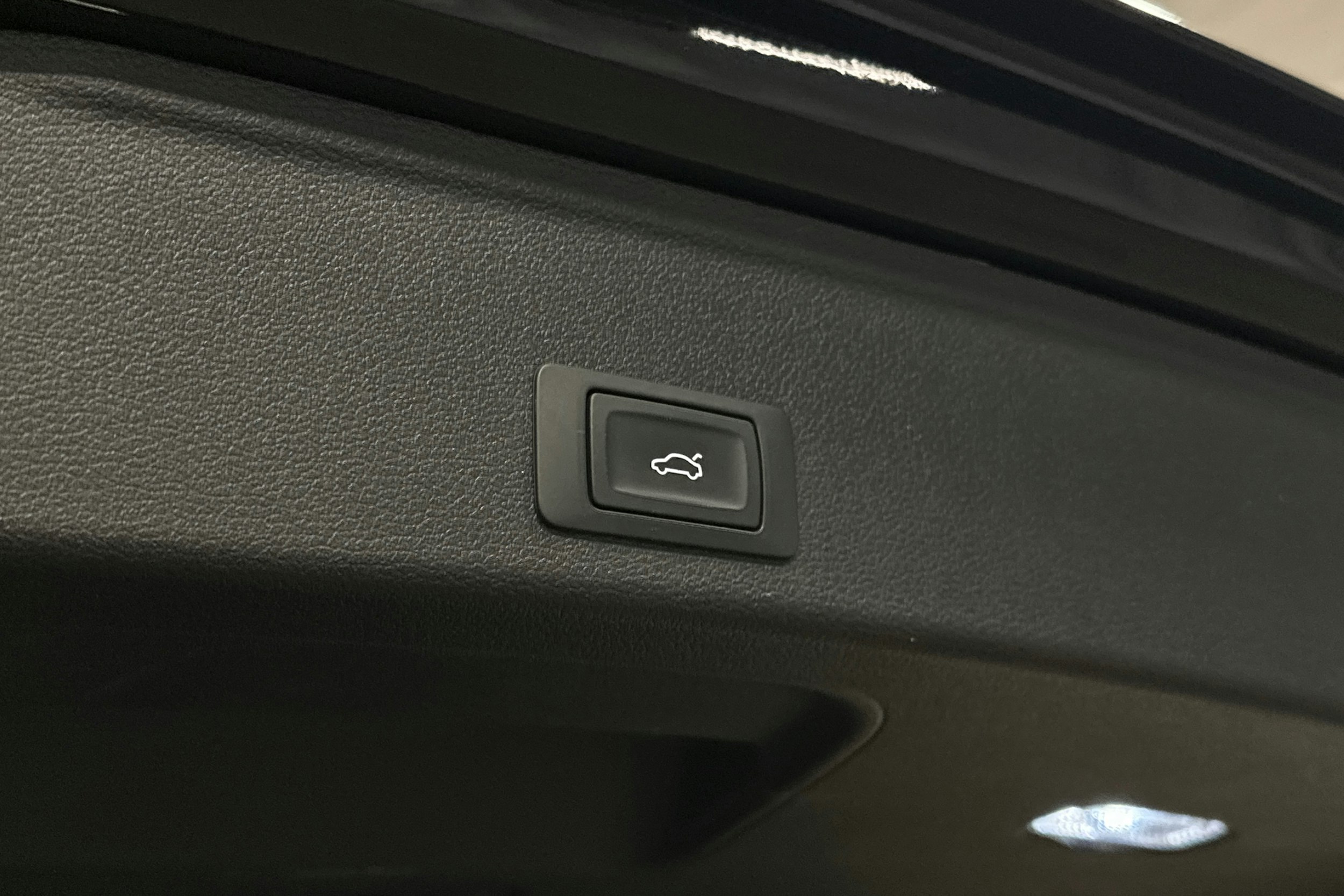 musta Audi A4 2020 kuva 16.