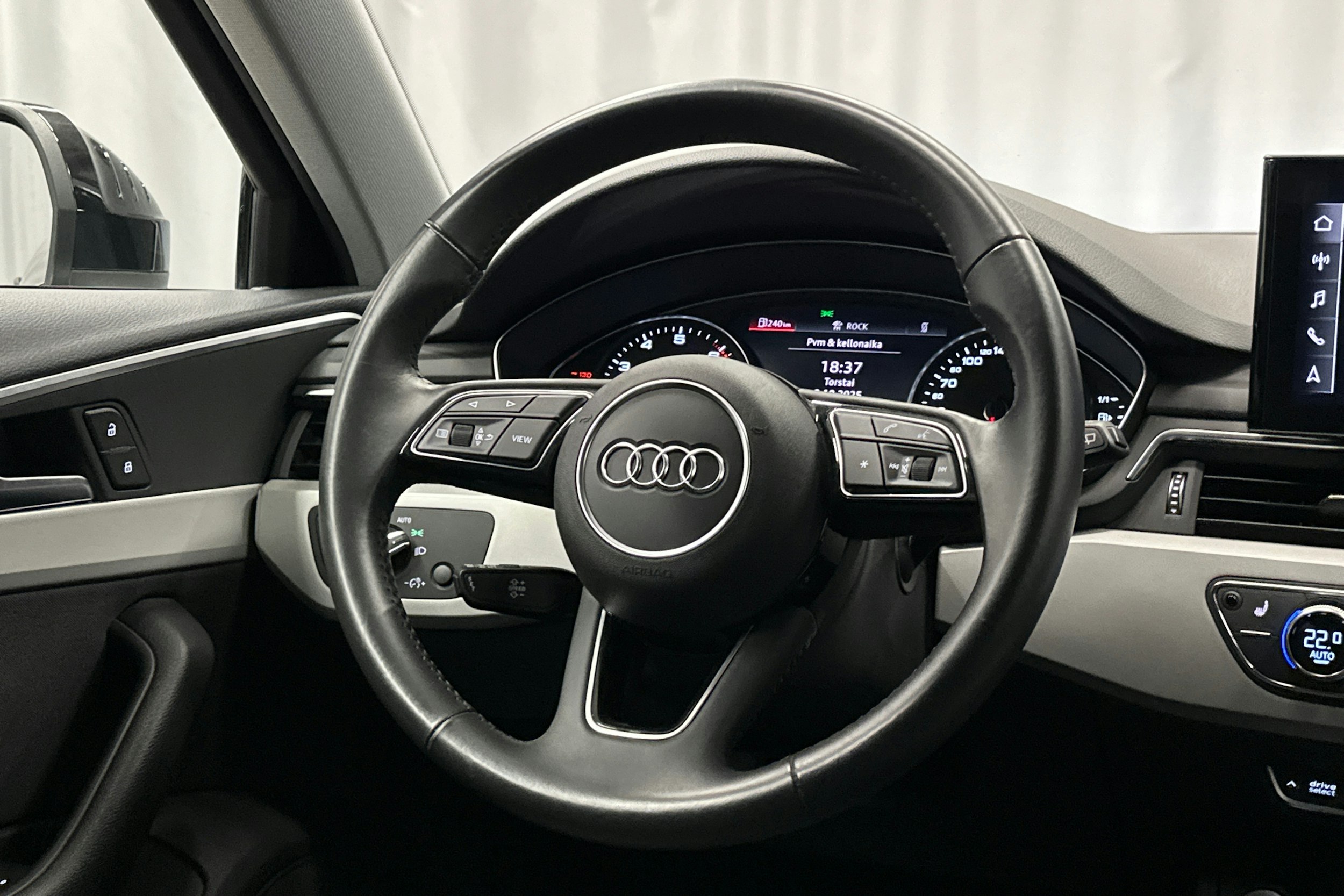 musta Audi A4 2020 kuva 18.