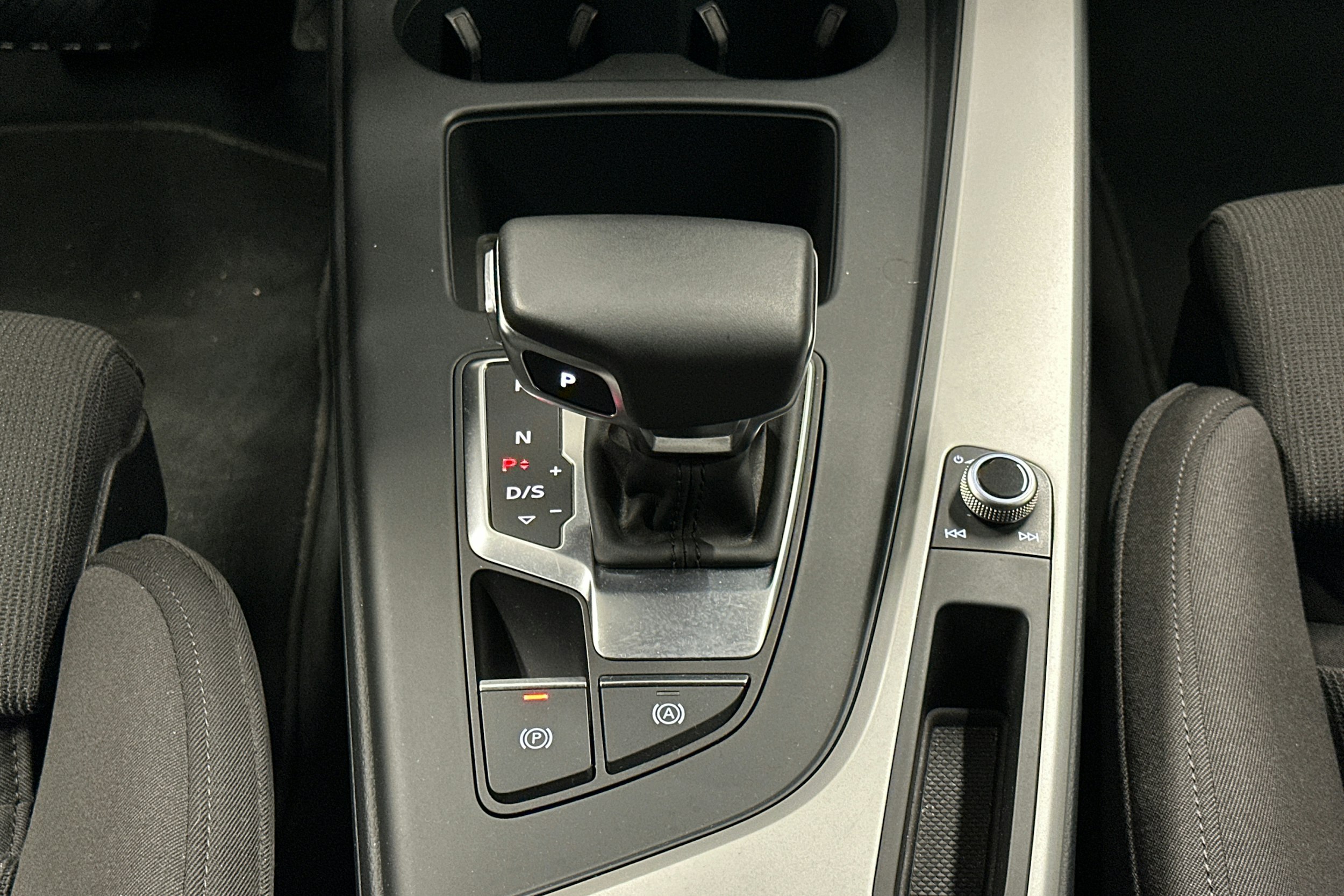 musta Audi A4 2020 kuva 19.