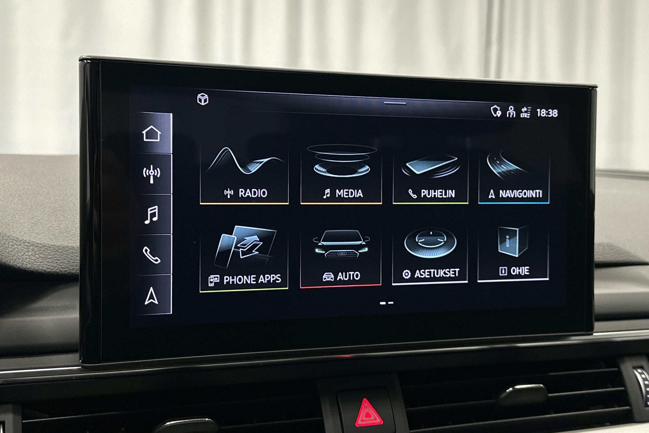 musta Audi A4 2020 kuva 25.