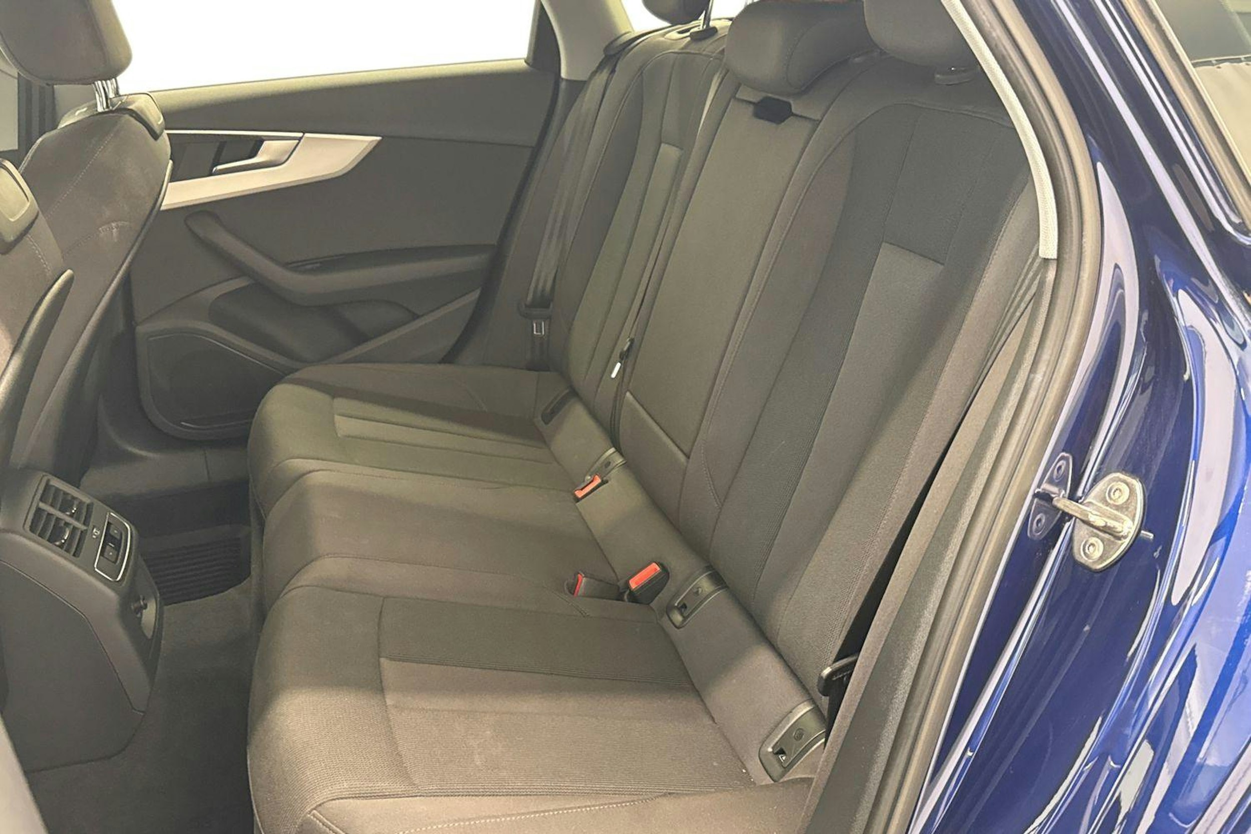 Sininen Audi A4 2020 kuva 10.