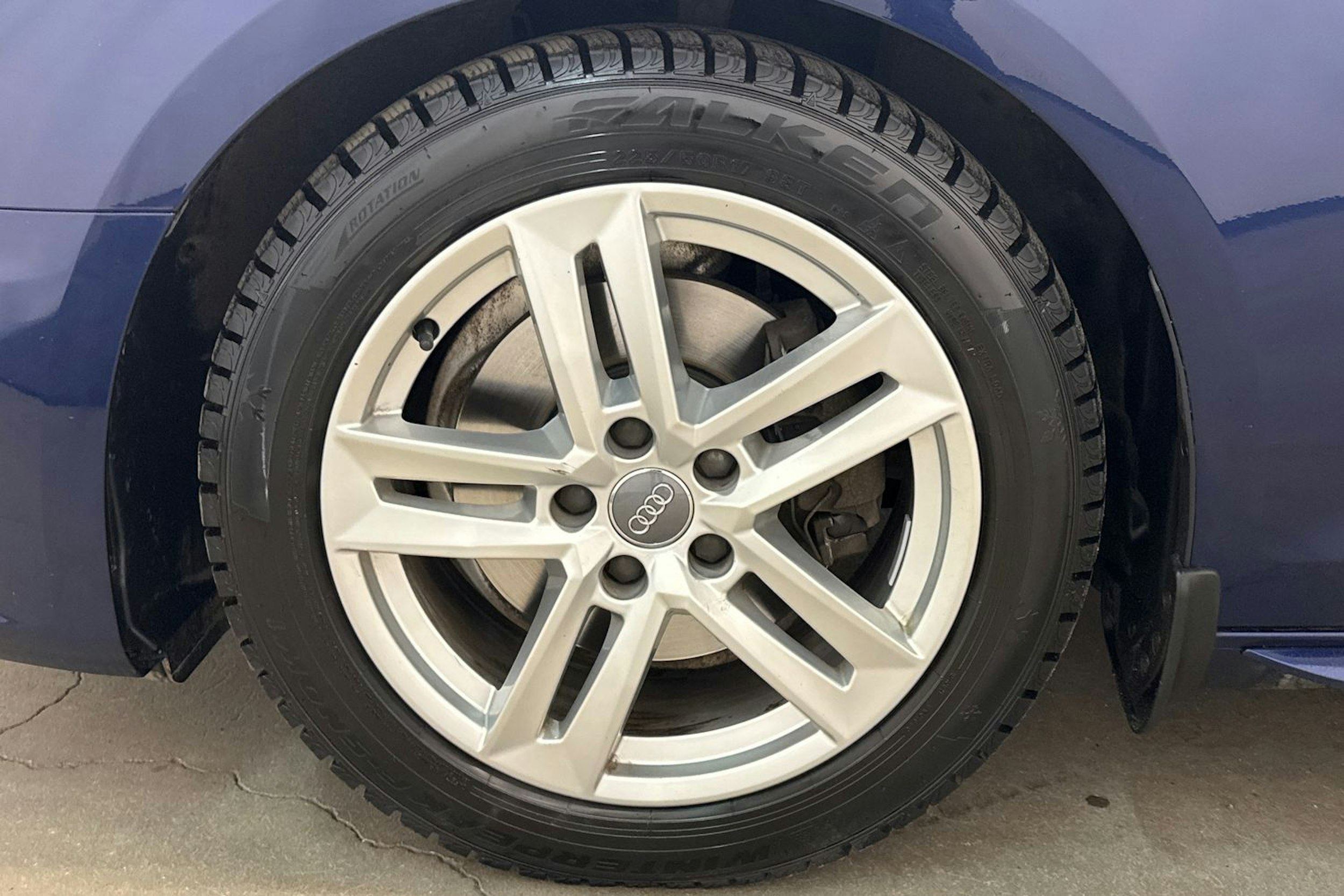 Sininen Audi A4 2020 kuva 13.