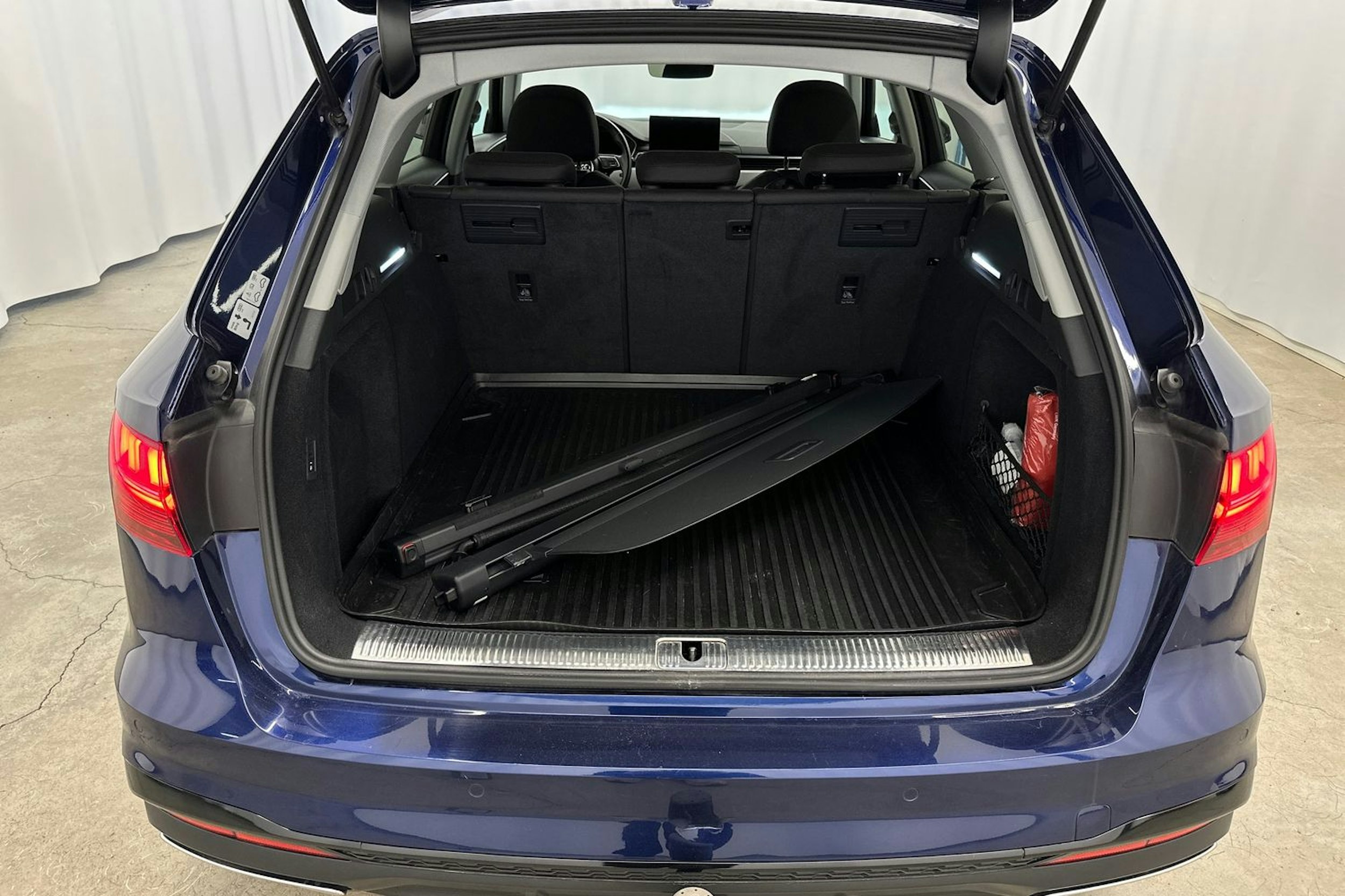 Sininen Audi A4 2020 kuva 24.