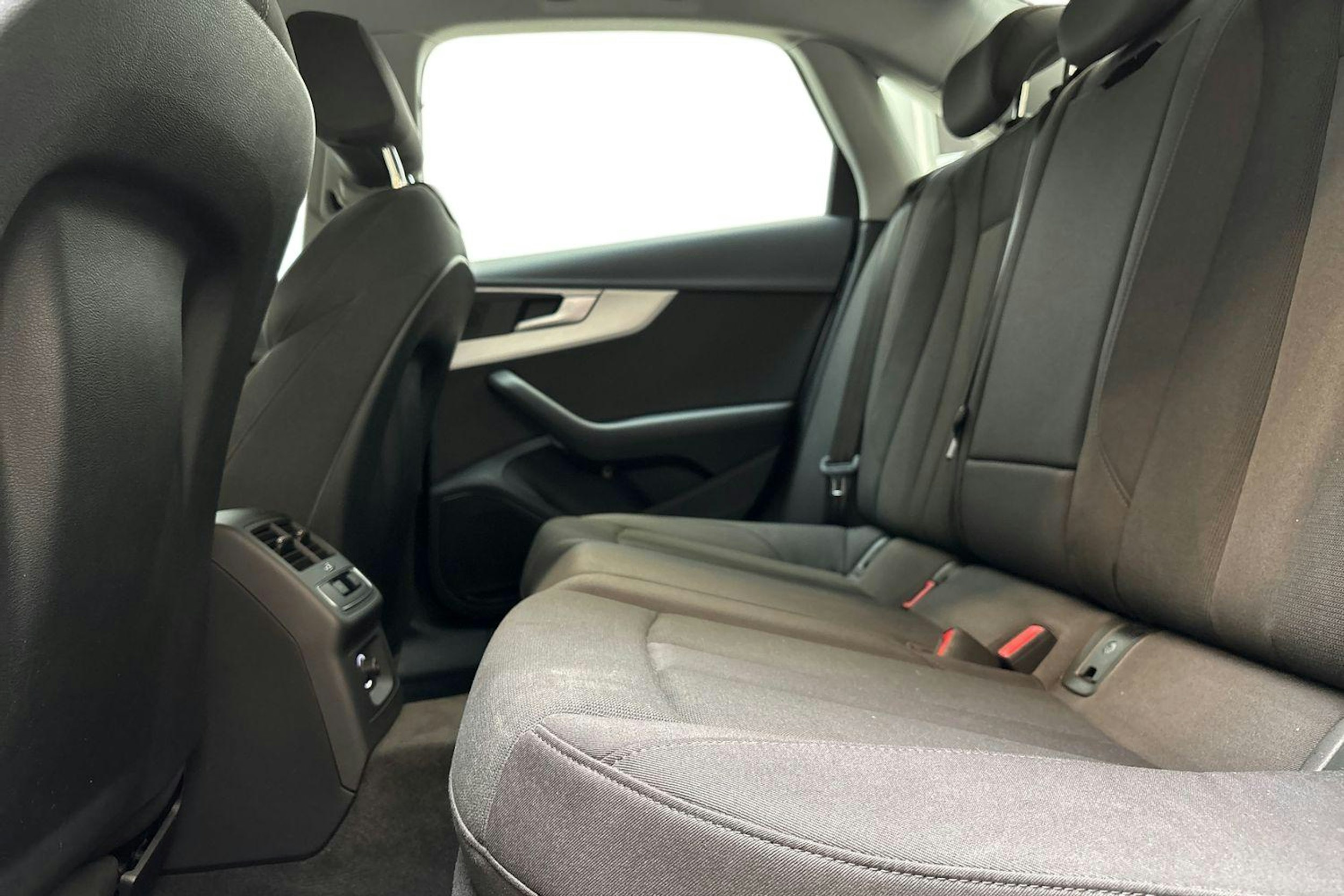 hopea Audi A4 2020 kuva 10.