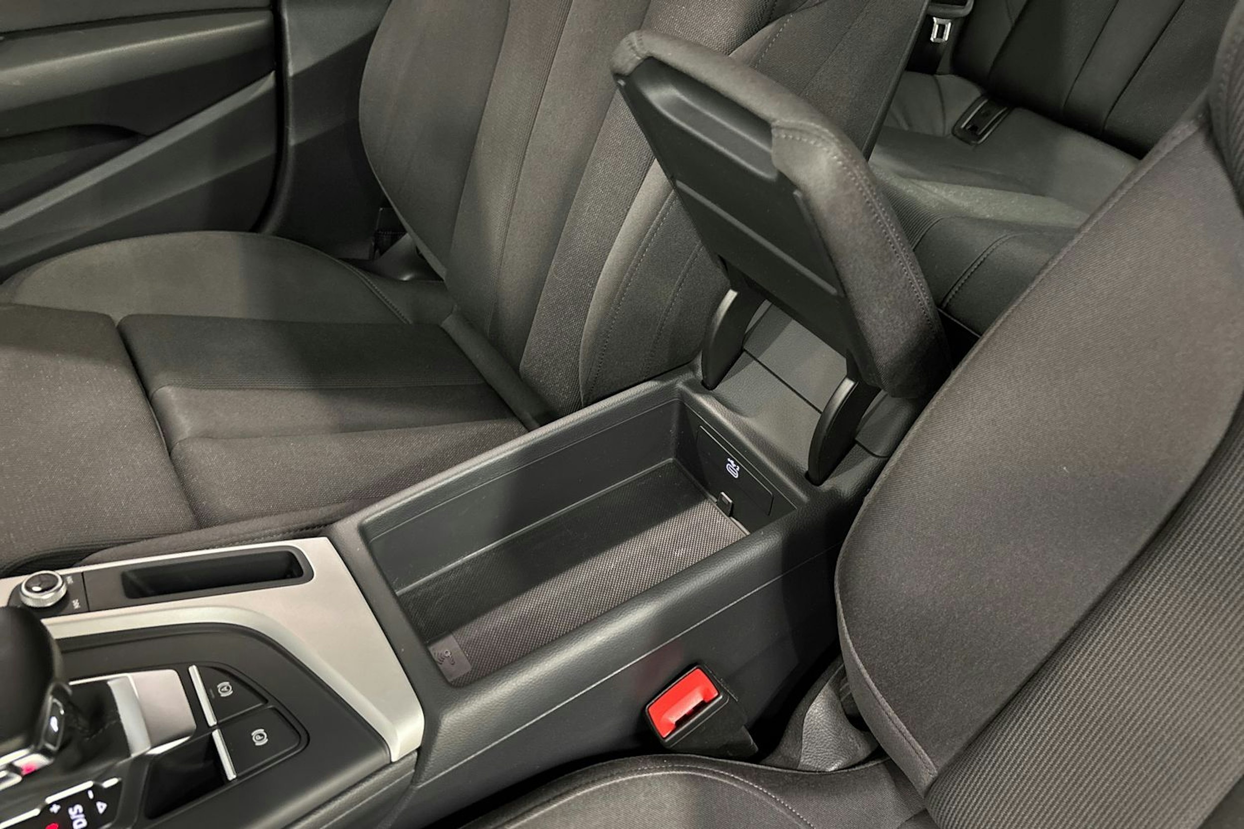 hopea Audi A4 2020 kuva 23.