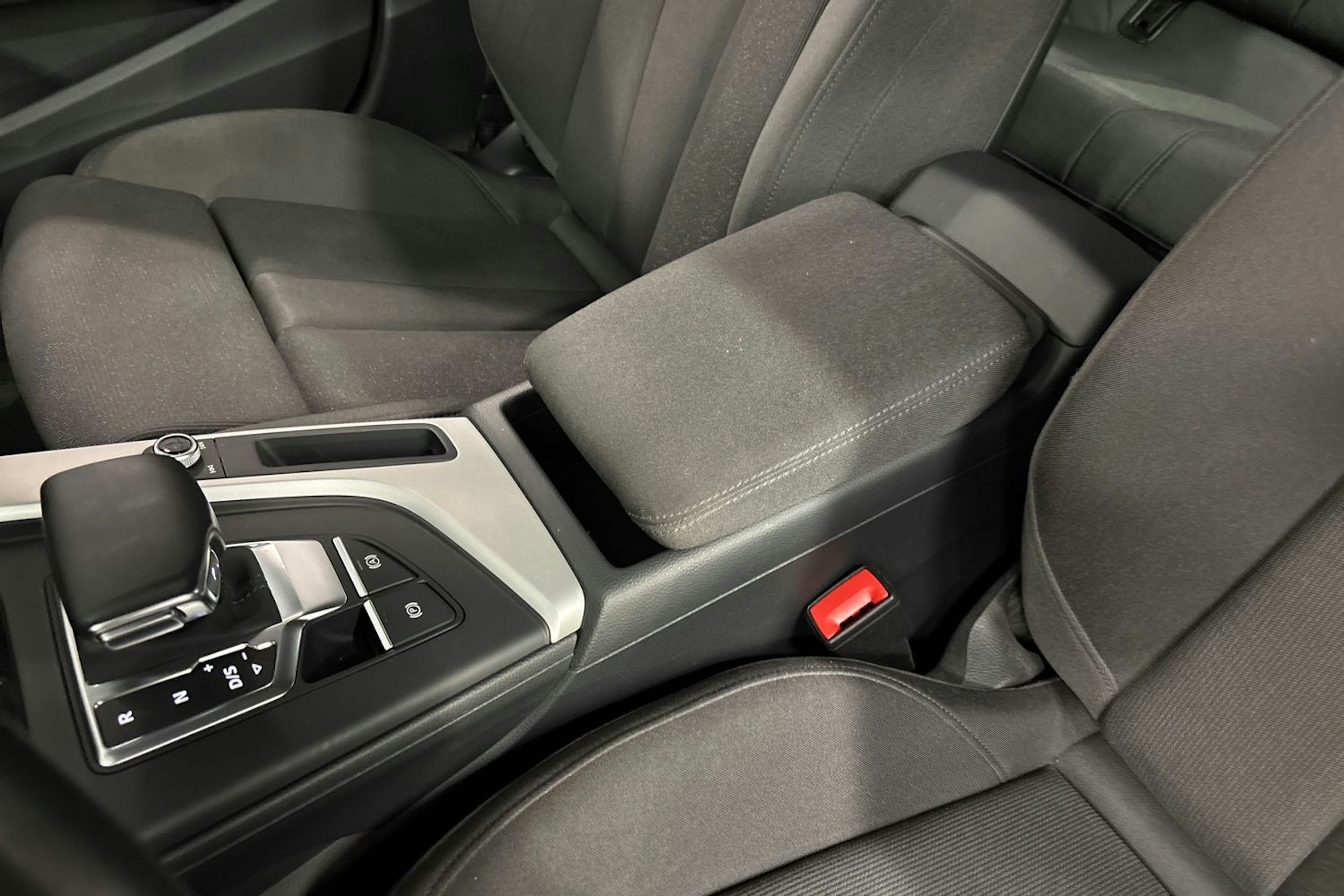 hopea Audi A4 2020 kuva 24.