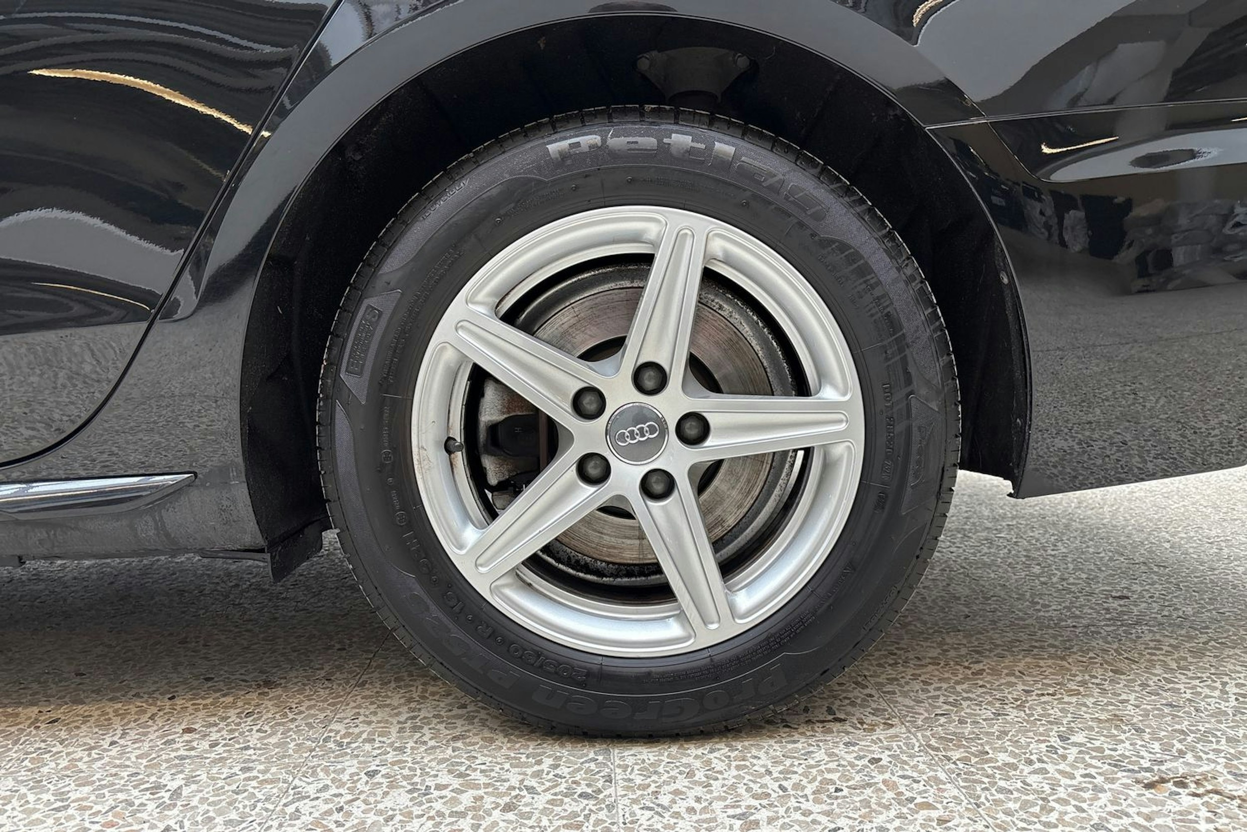 musta Audi A4 2020 kuva 12.