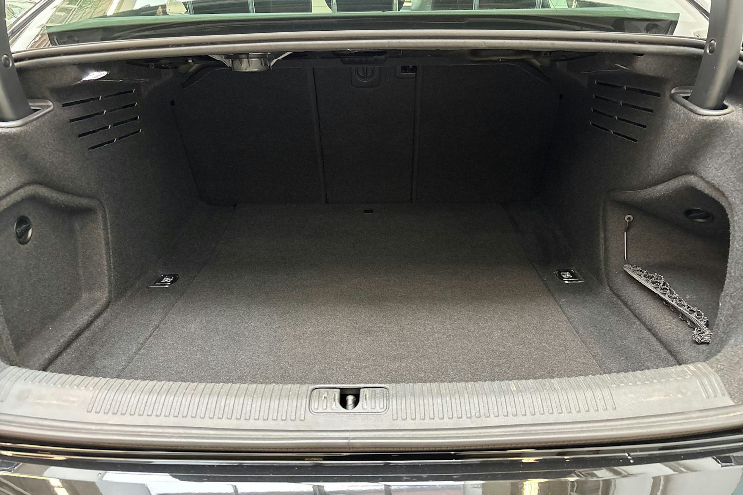 musta Audi A4 2020 kuva 15.