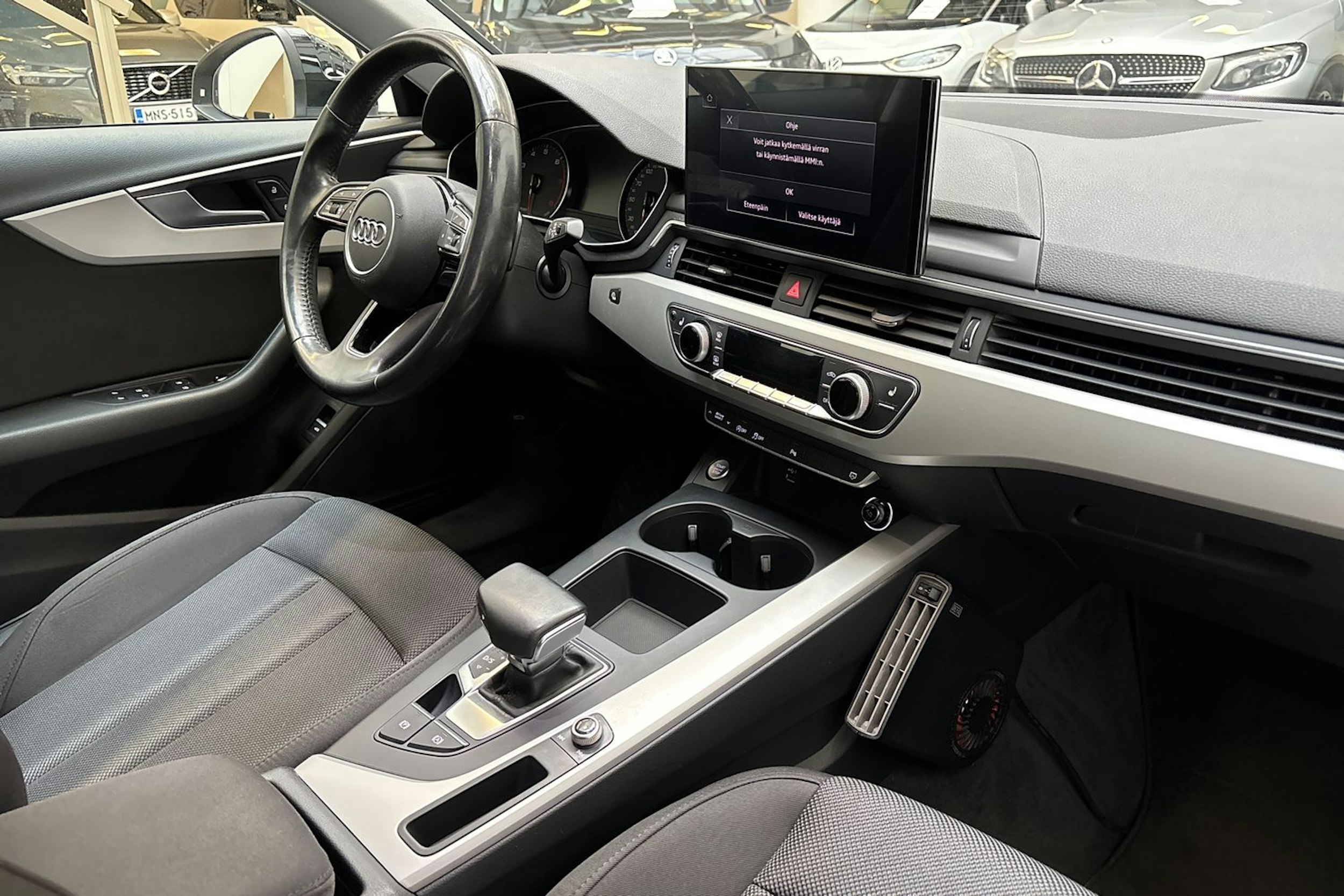 musta Audi A4 2020 kuva 17.