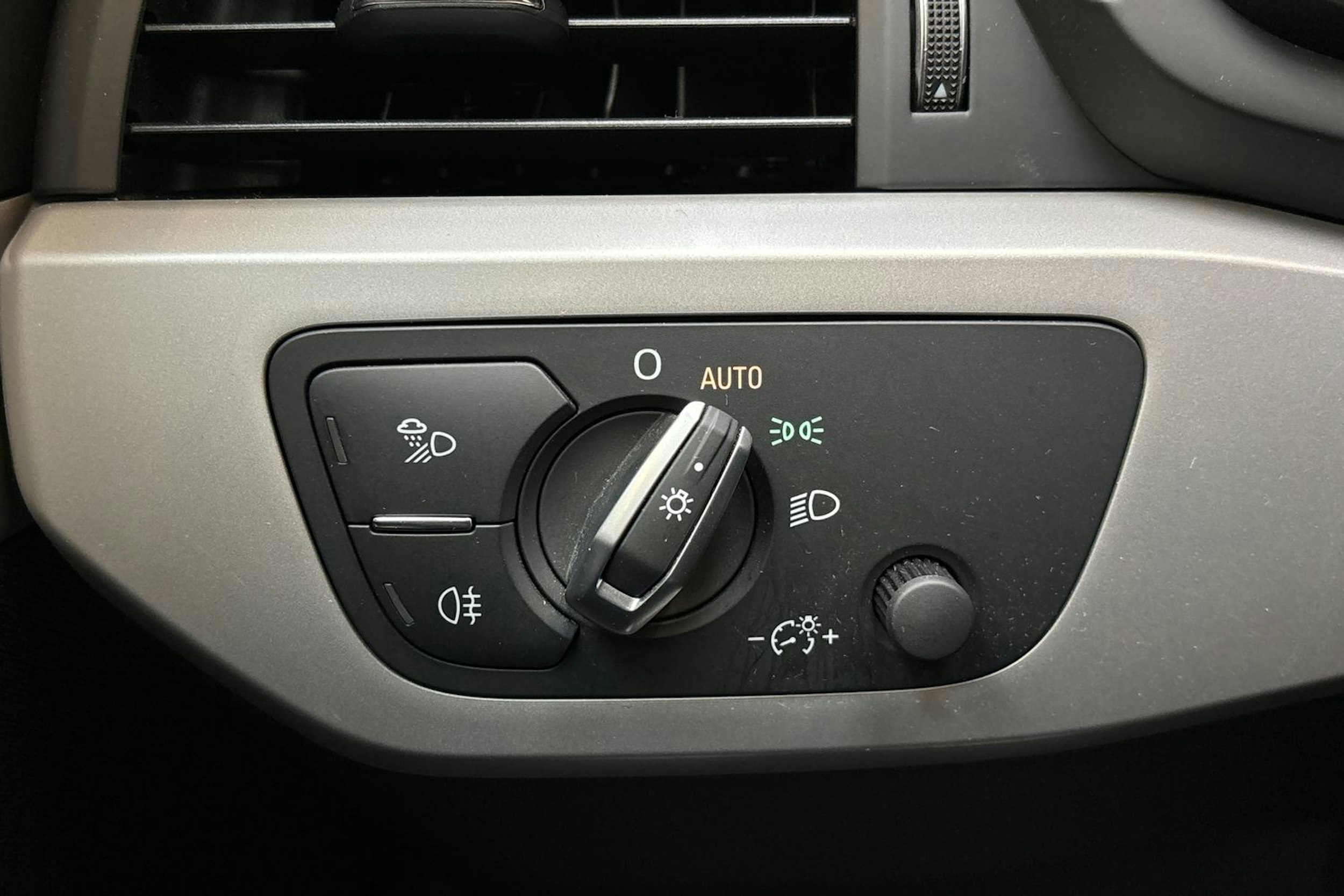 musta Audi A4 2020 kuva 19.