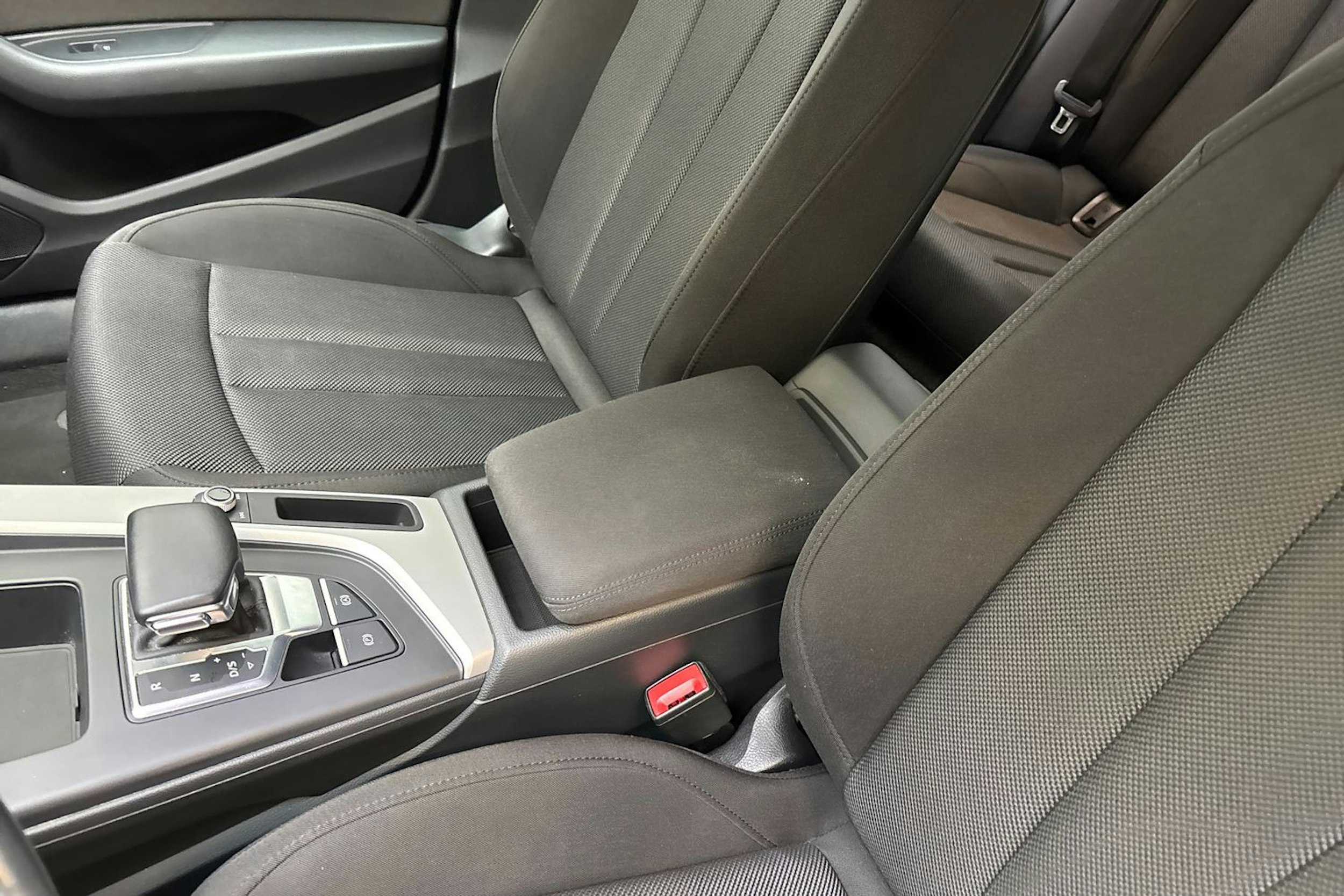 musta Audi A4 2020 kuva 33.