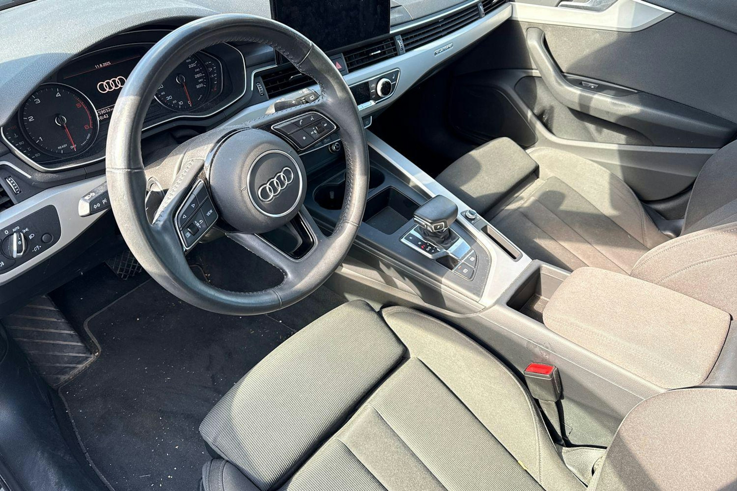 Valkoinen Audi A4 2020 kuva 3.