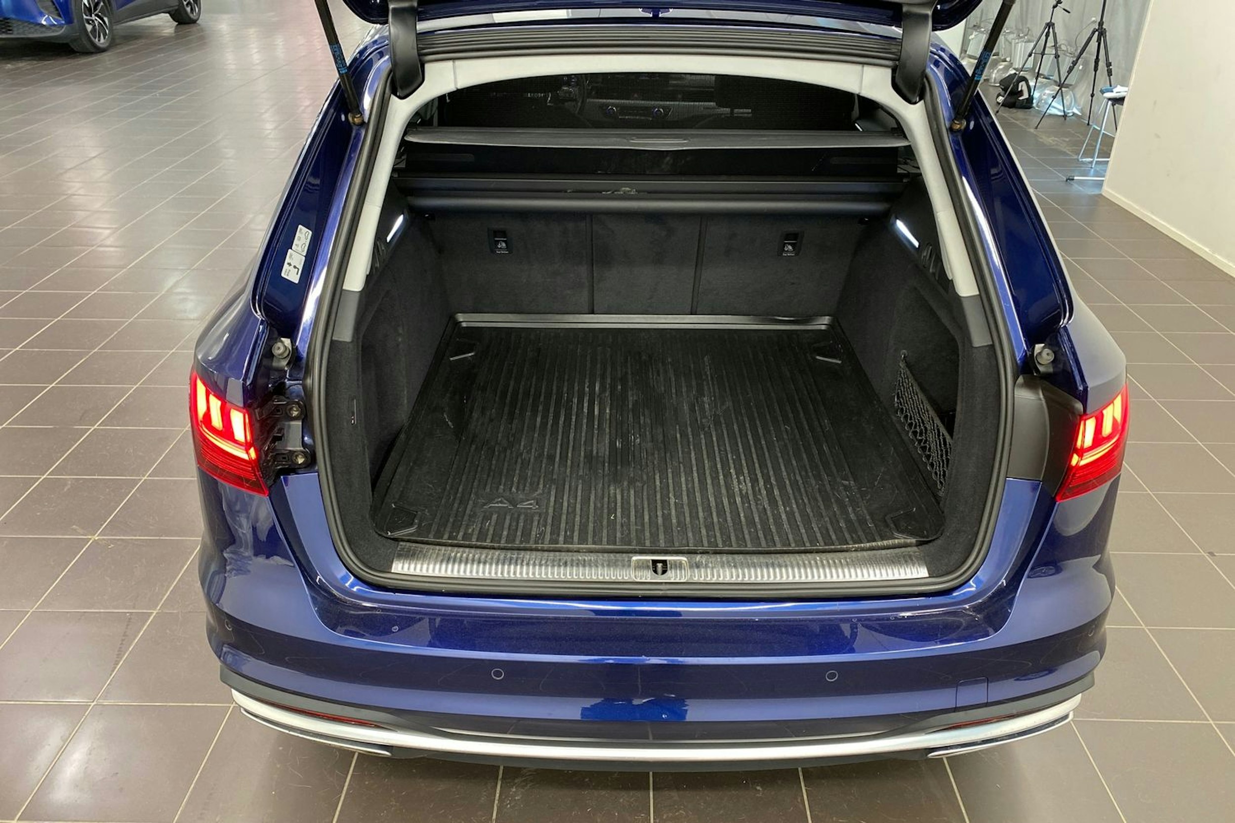 met. sininen Audi A4 2020 kuva 20.
