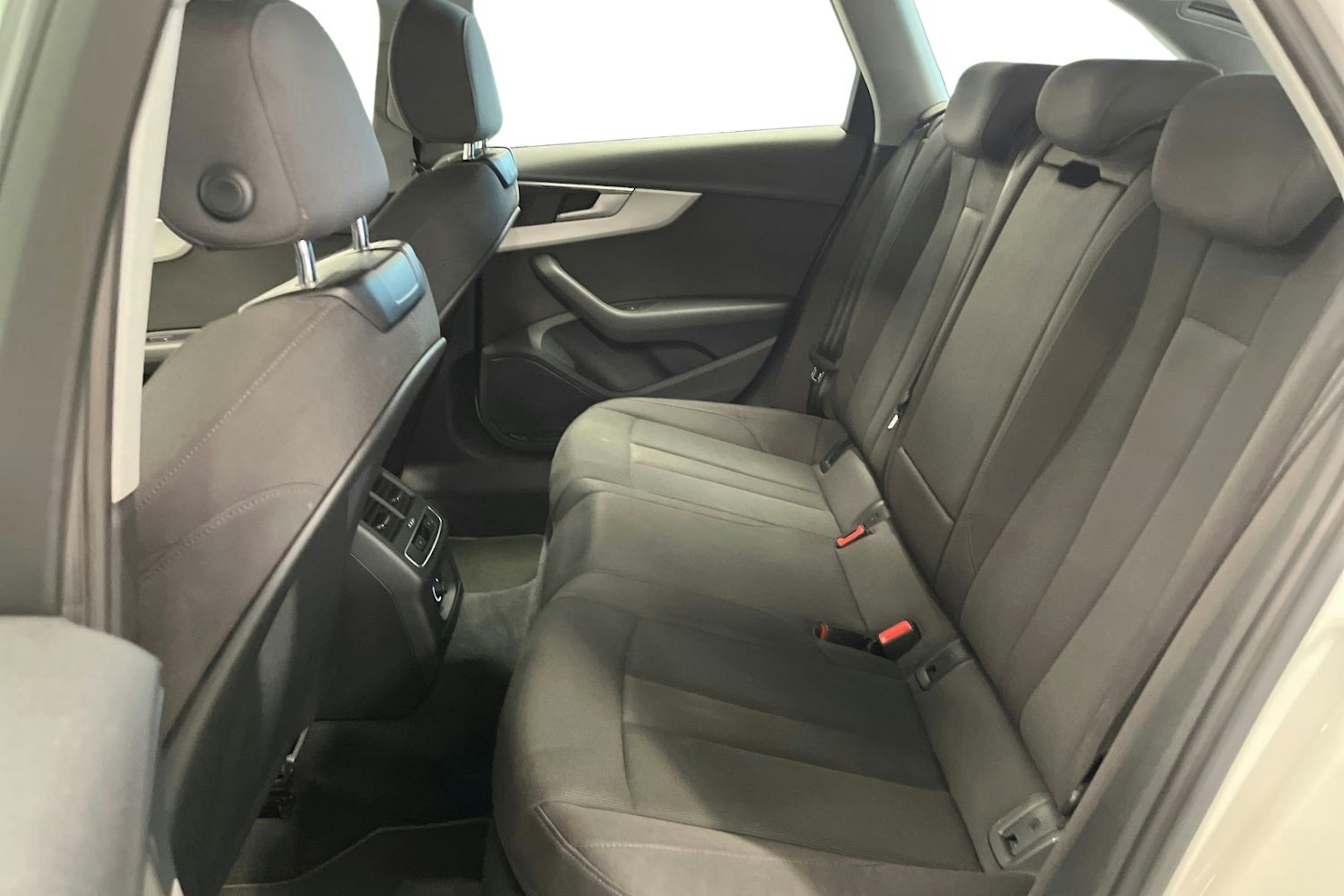 Valkoinen Audi A4 2020 kuva 10.