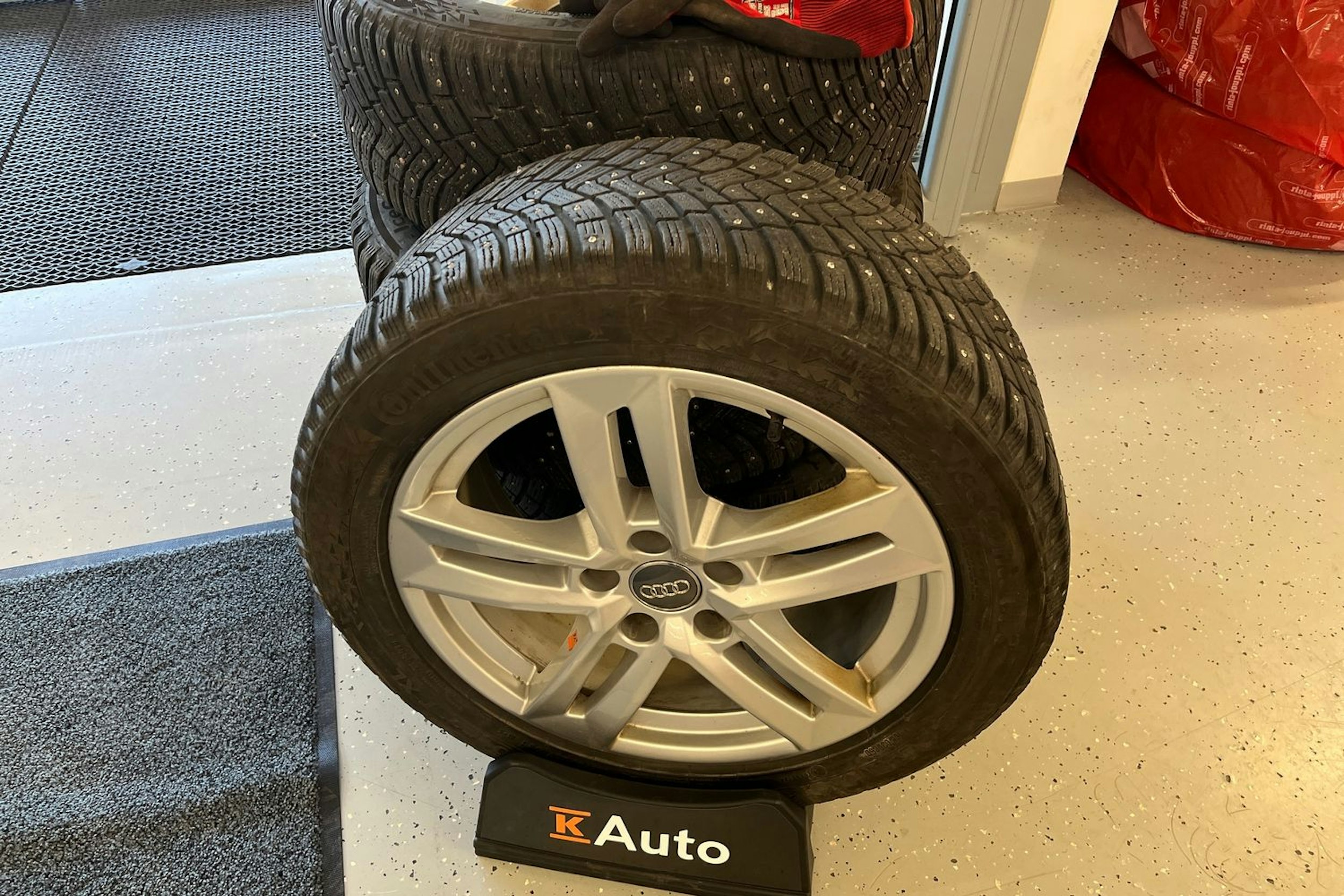 Valkoinen Audi A4 2020 kuva 13.
