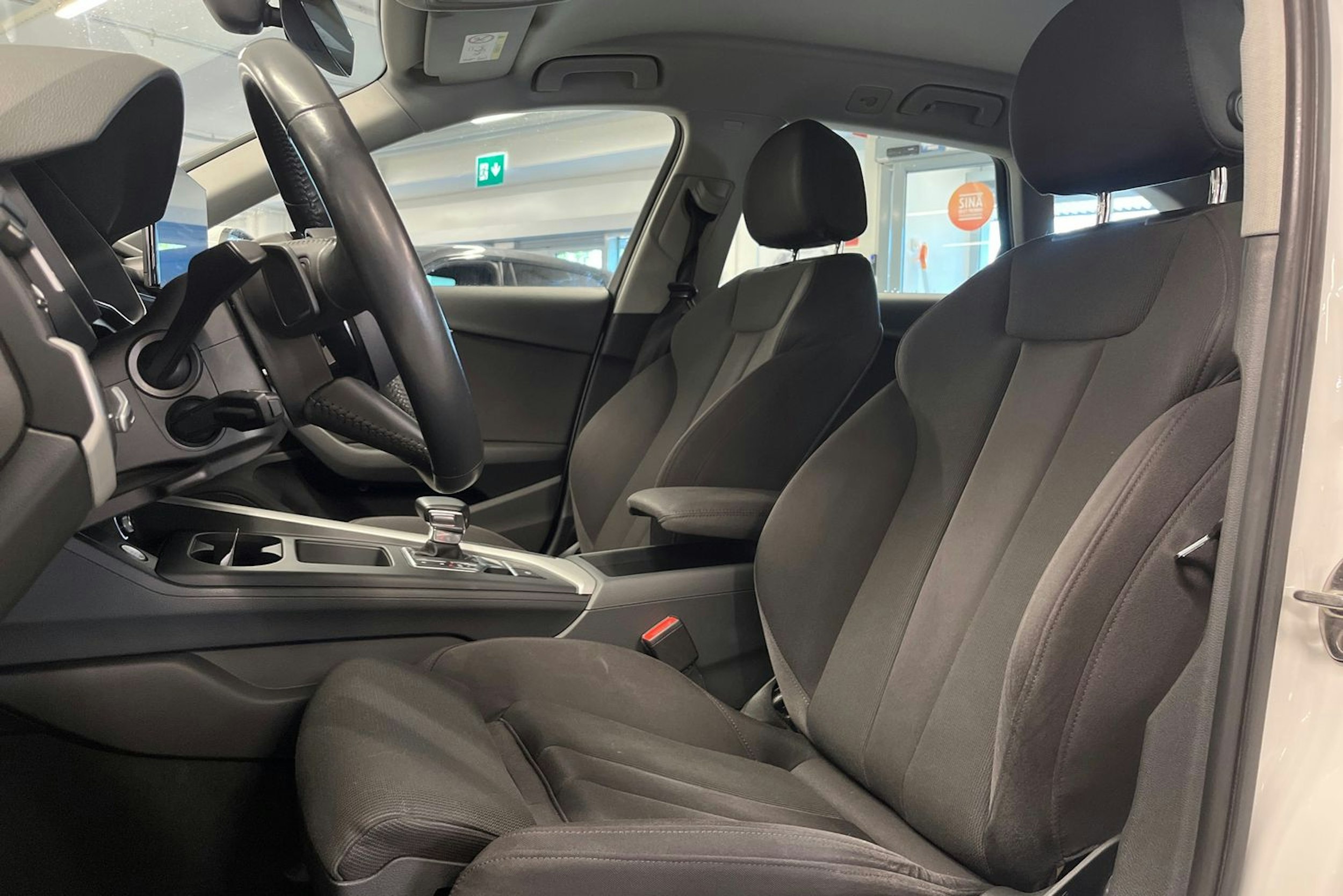 Valkoinen Audi A4 2020 kuva 14.