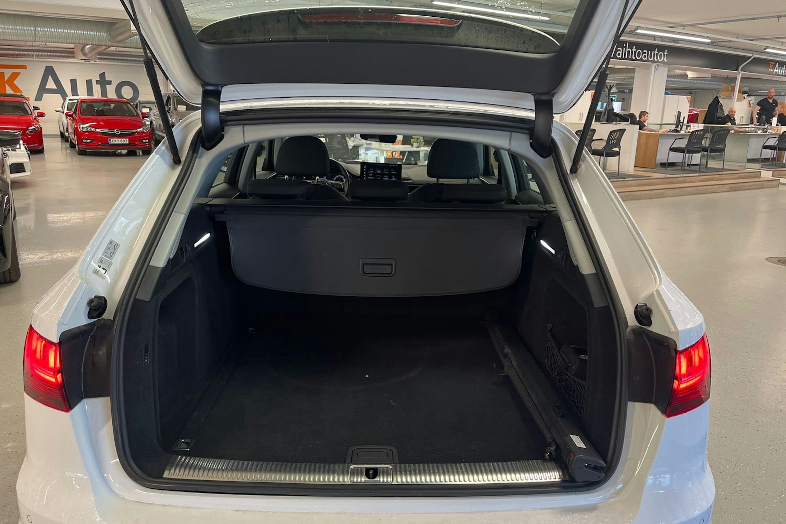 Valkoinen Audi A4 2020 kuva 30.