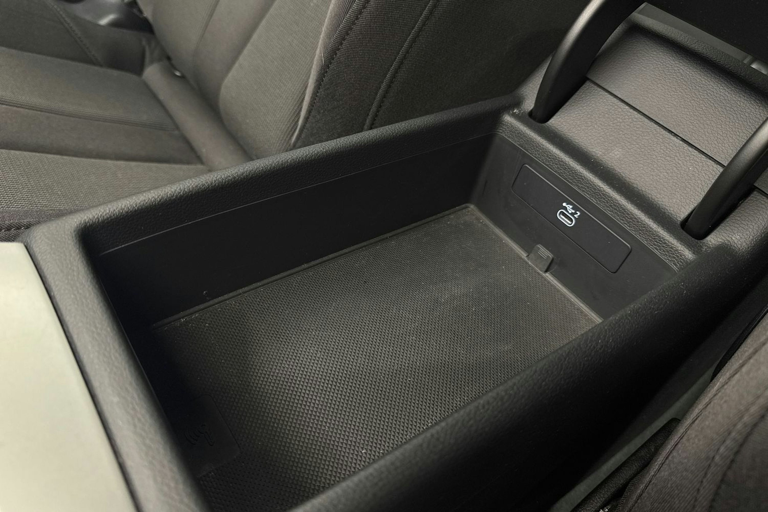 Valkoinen Audi A4 2020 kuva 36.