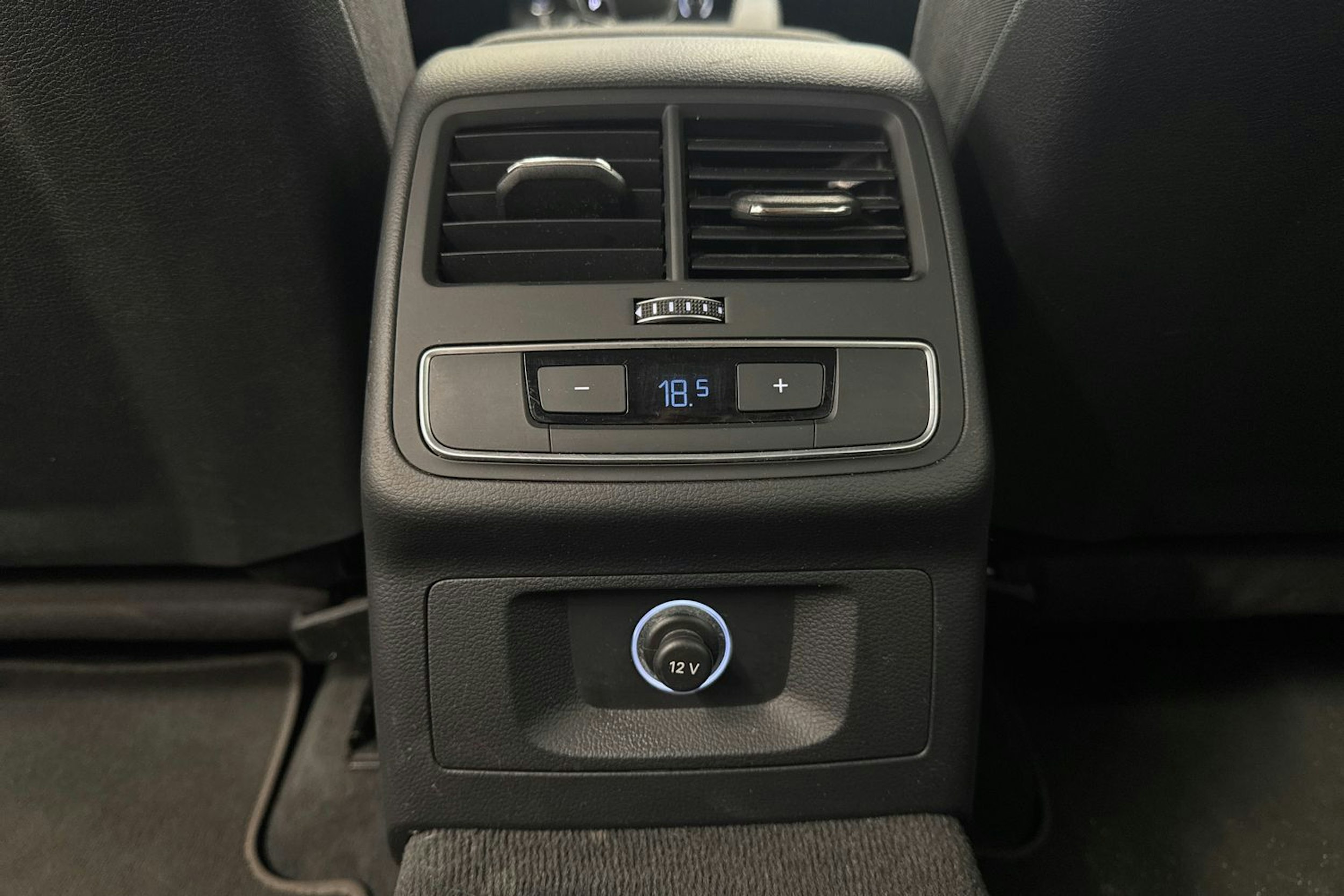 Valkoinen Audi A4 2020 kuva 37.