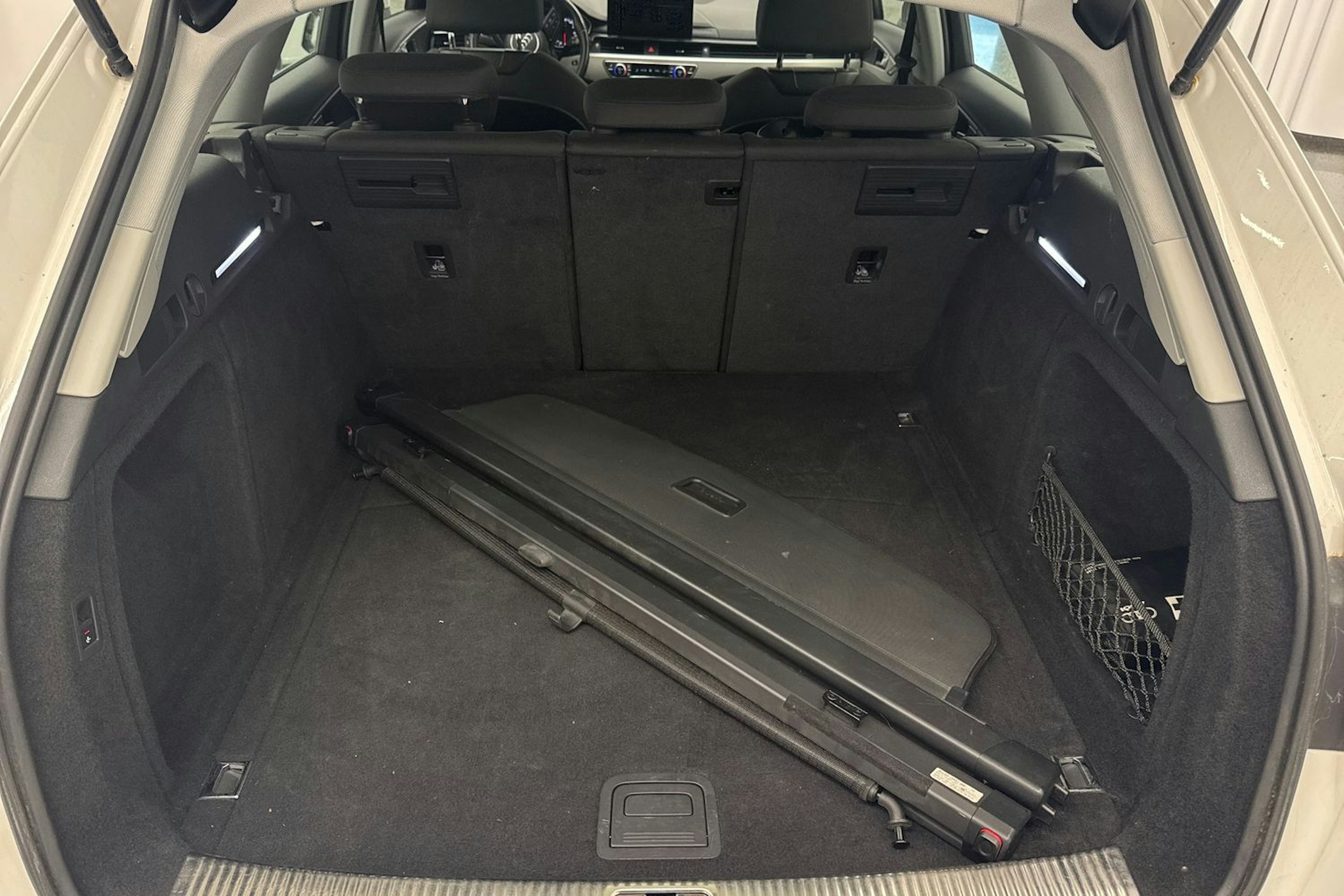 Valkoinen Audi A4 2020 kuva 38.