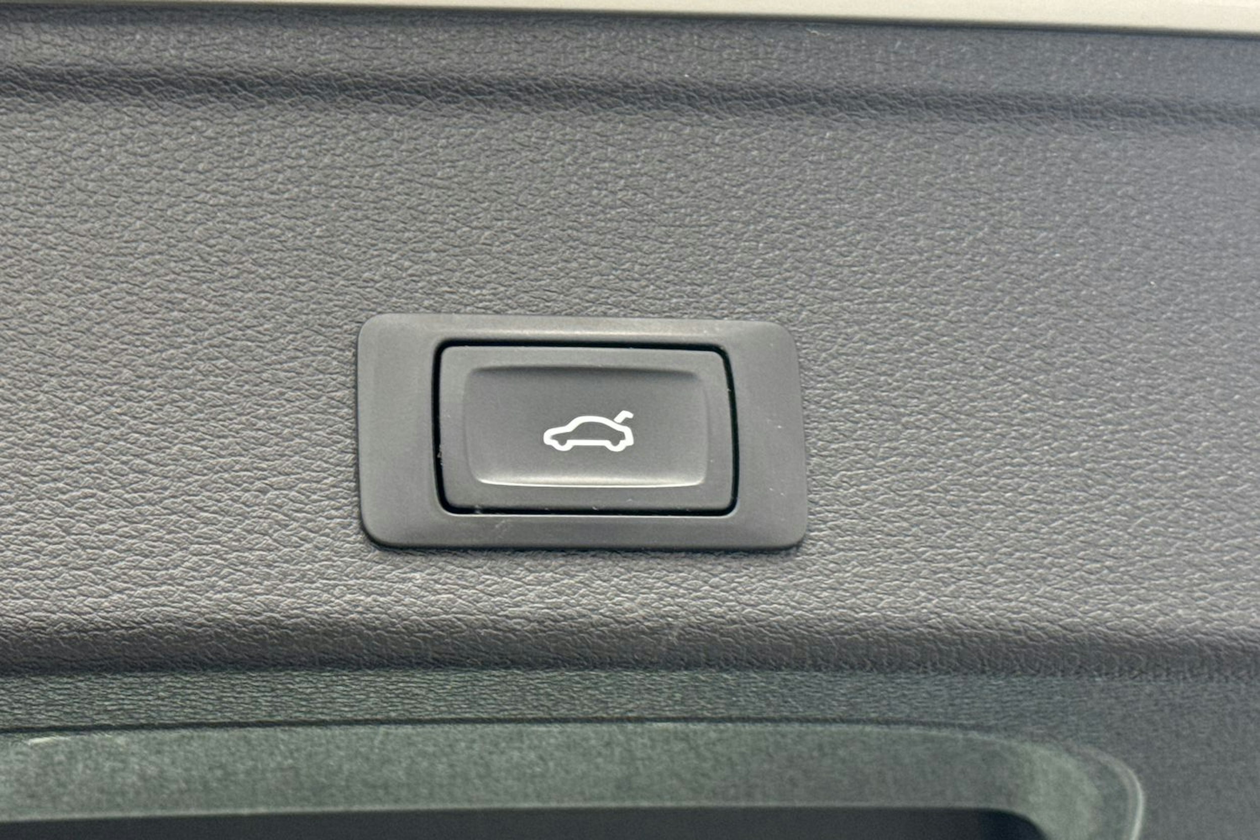 Valkoinen Audi A4 2020 kuva 39.