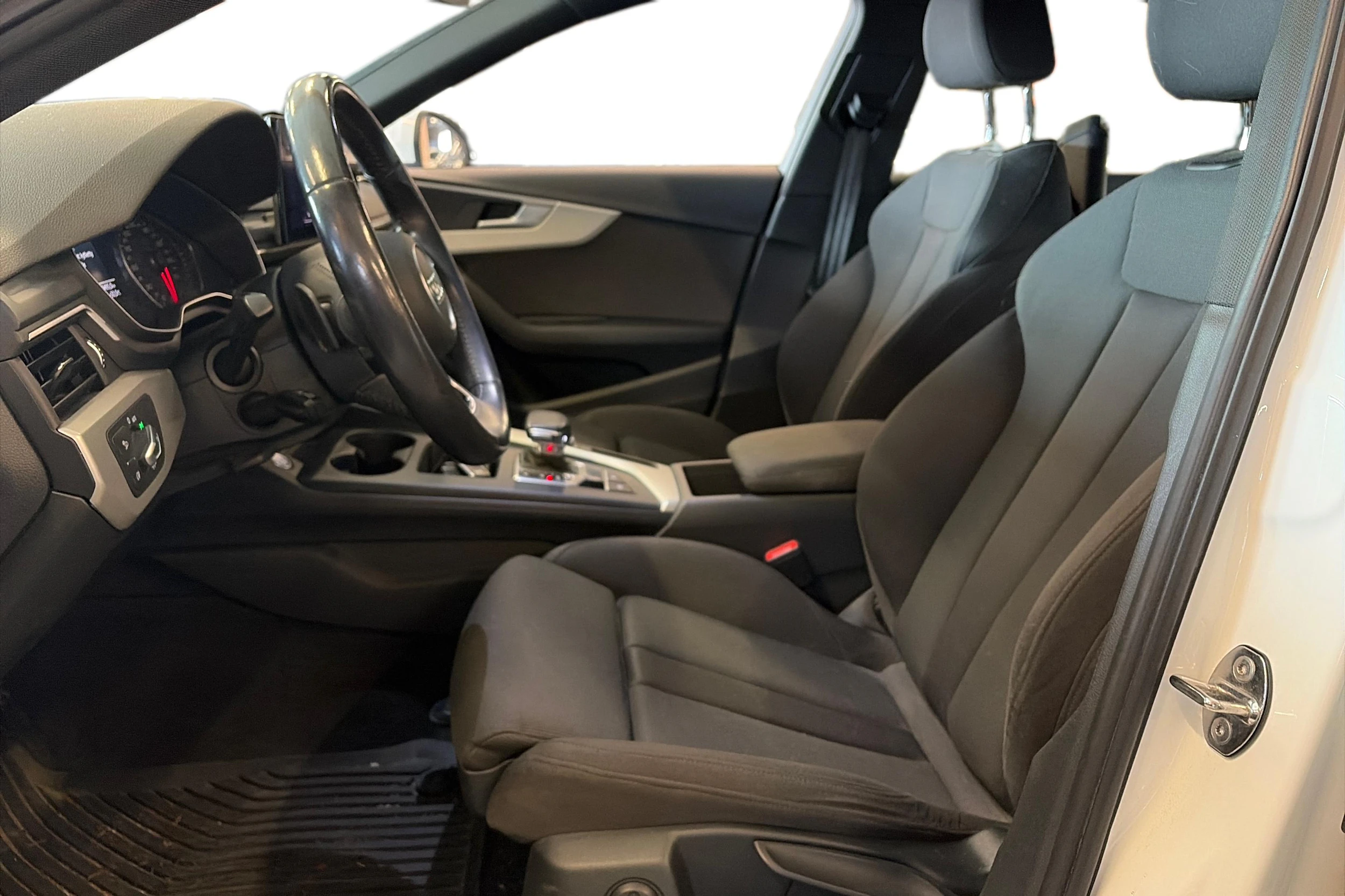 valkoinen Audi A4 2020 kuva 3.