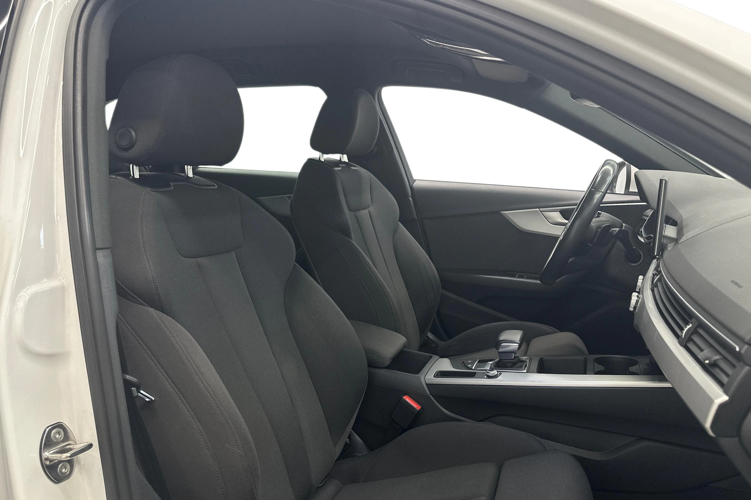 valkoinen Audi A4 2020 kuva 7.