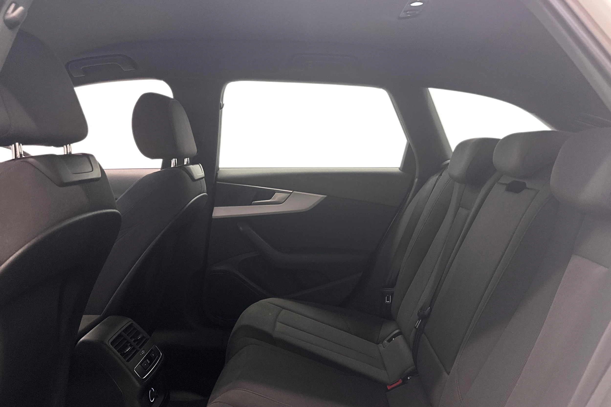valkoinen Audi A4 2020 kuva 8.