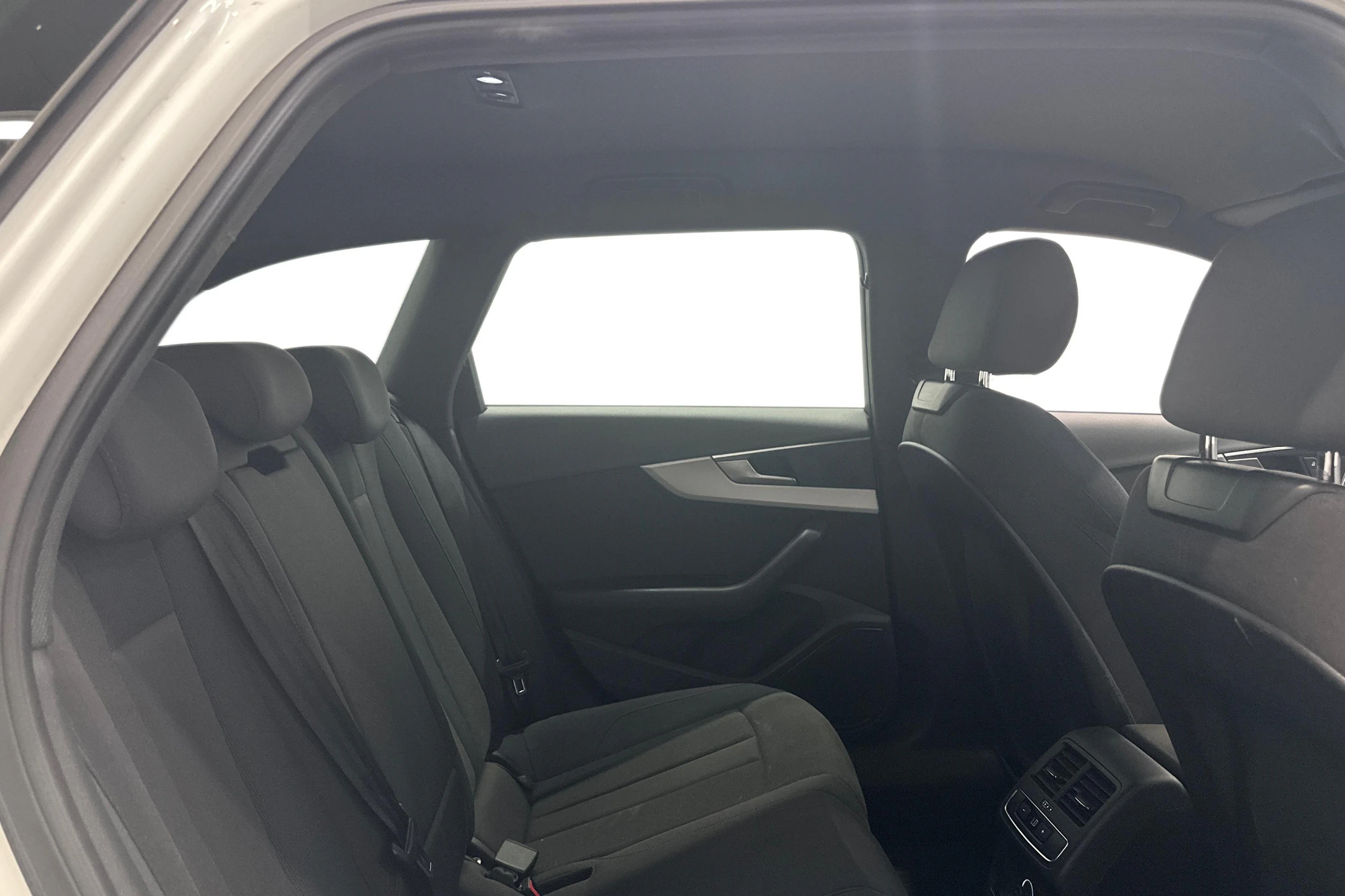 valkoinen Audi A4 2020 kuva 9.