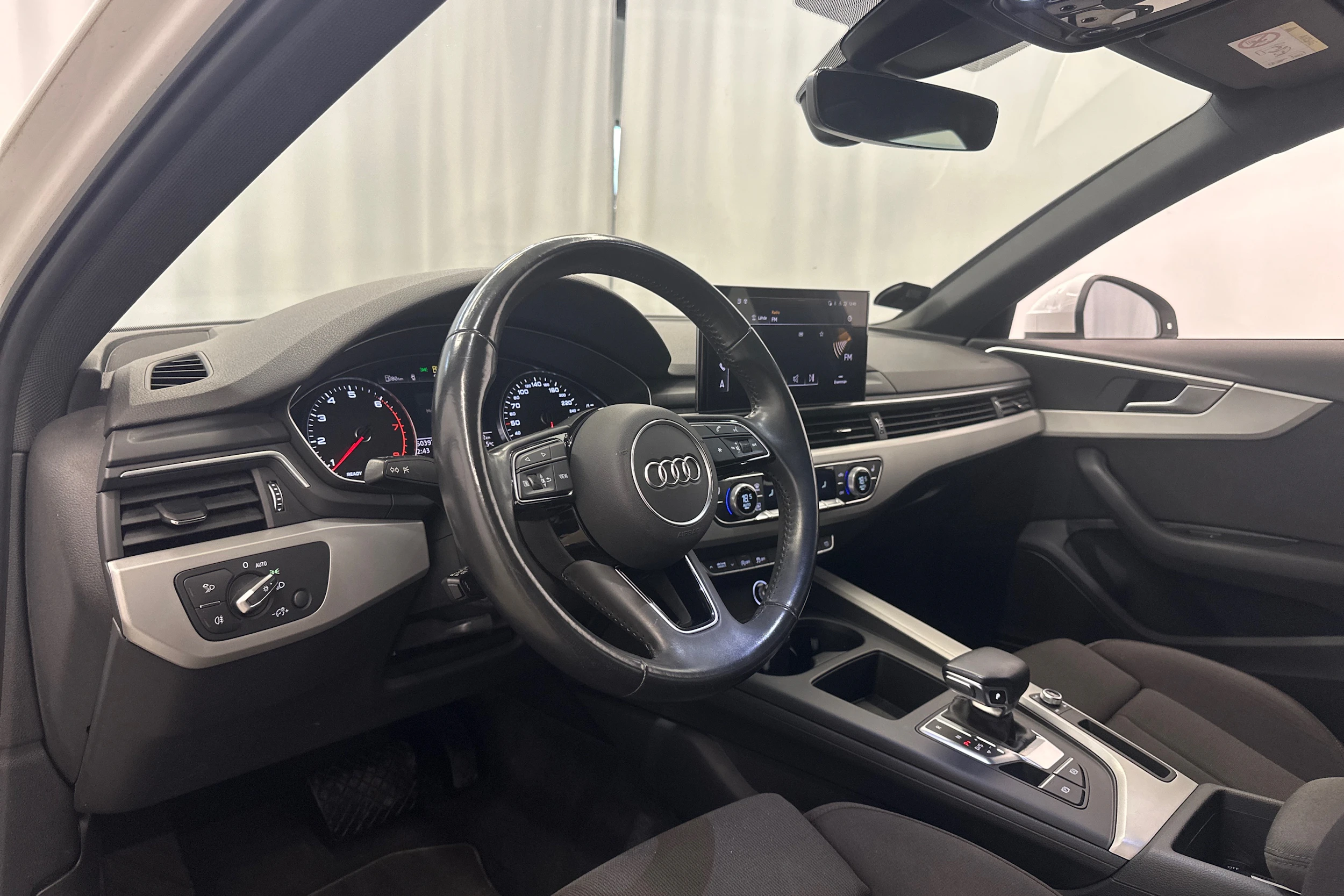 valkoinen Audi A4 2020 kuva 10.