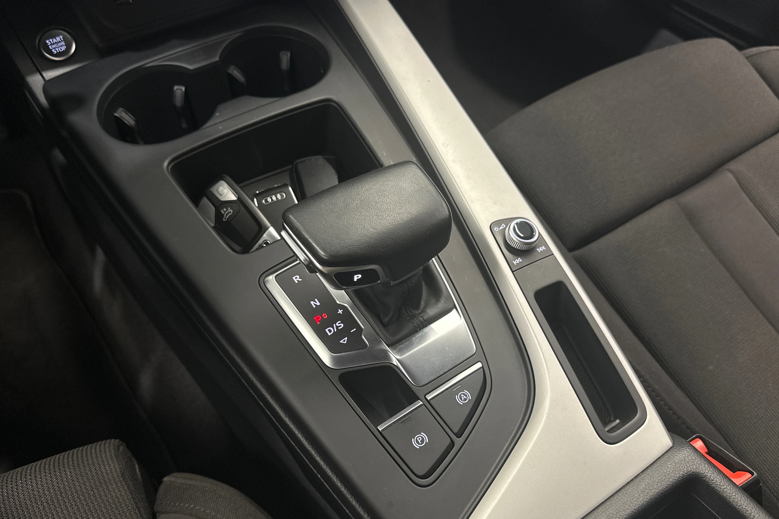valkoinen Audi A4 2020 kuva 16.