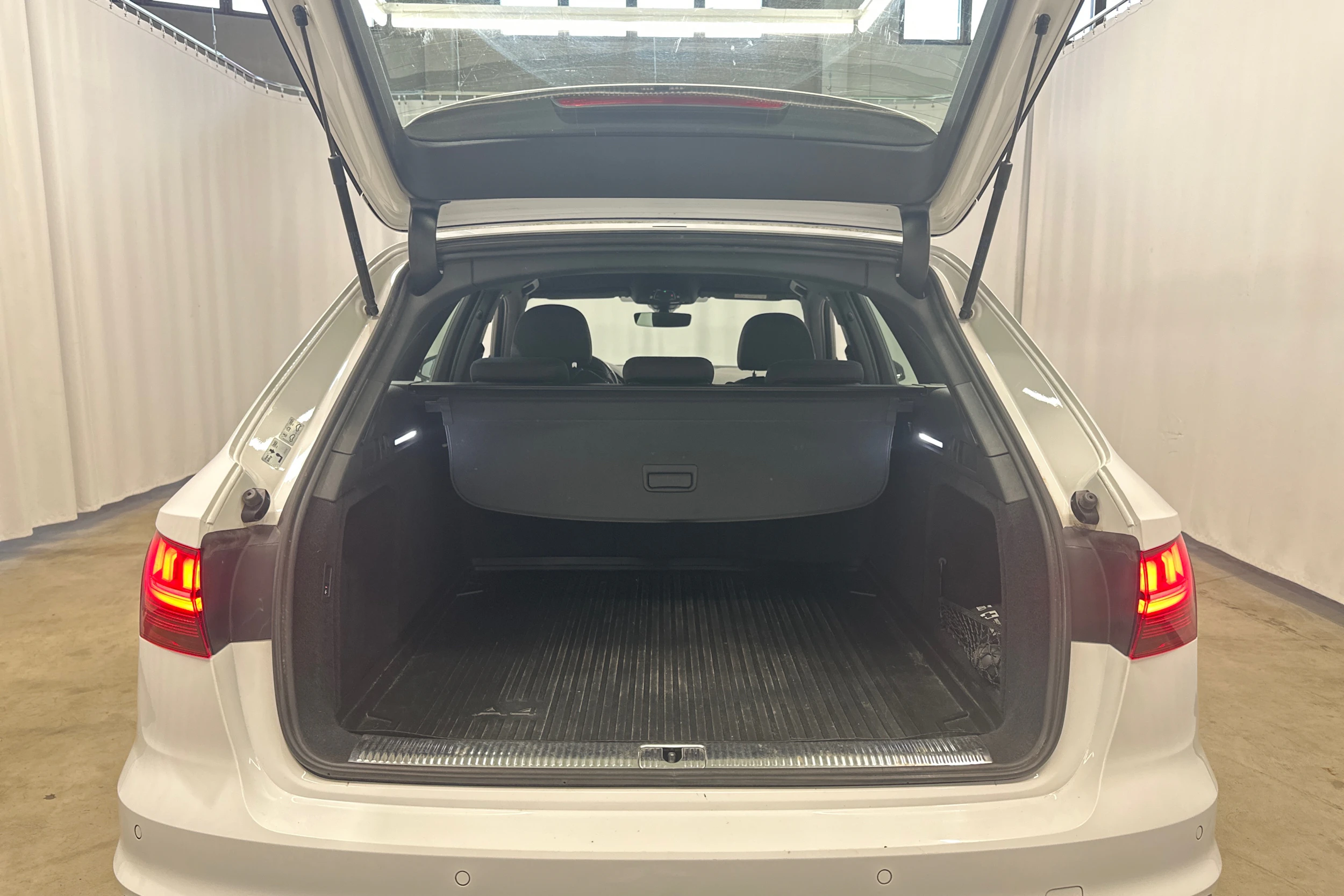 valkoinen Audi A4 2020 kuva 25.