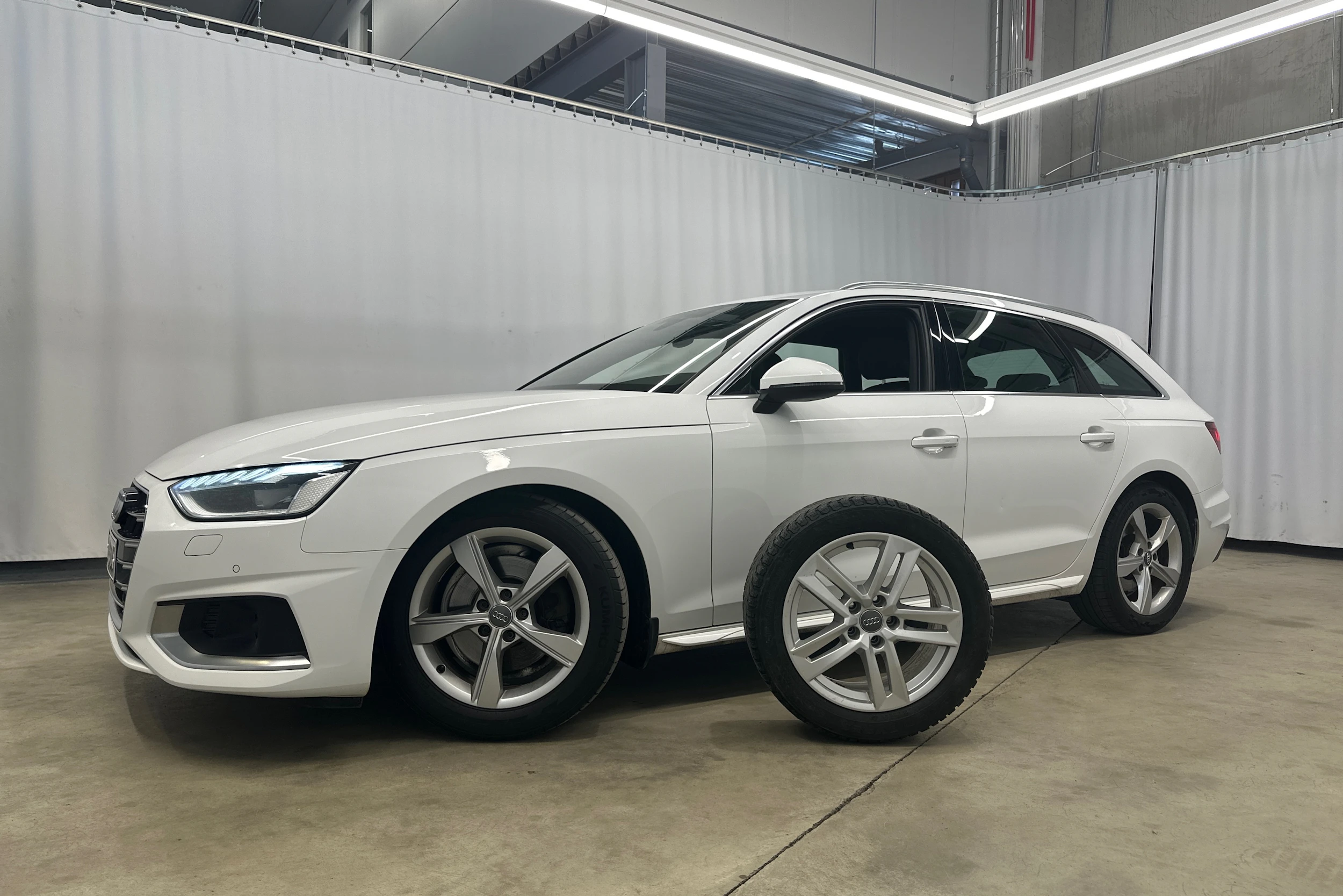 valkoinen Audi A4 2020 kuva 29.