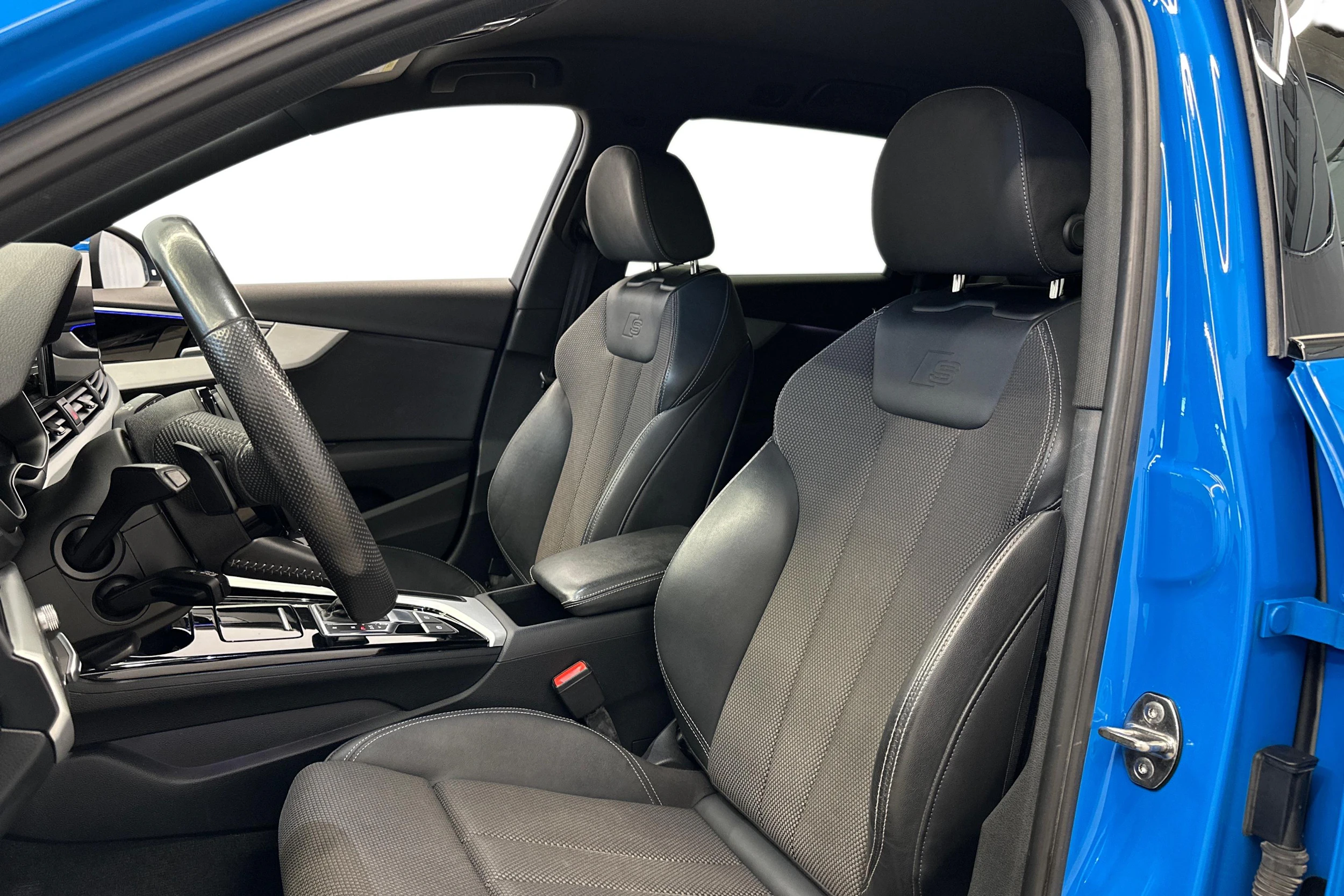 sininen Audi A4 2020 kuva 6.