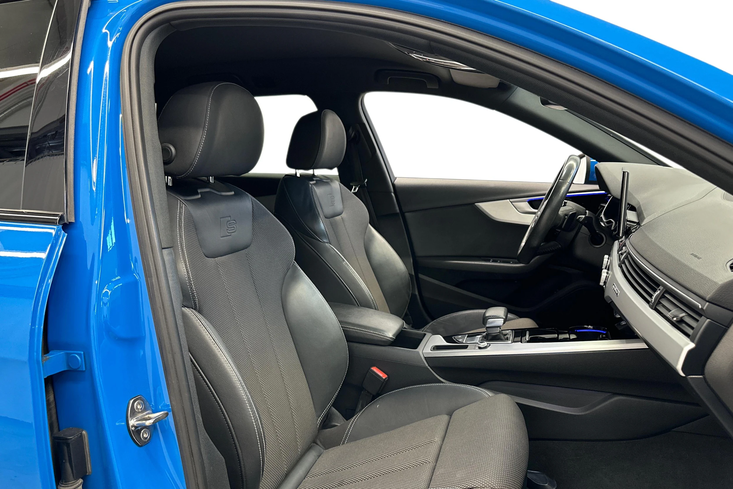 sininen Audi A4 2020 kuva 7.