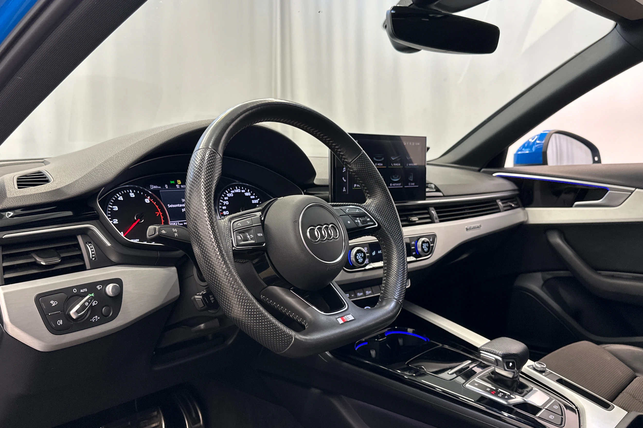 sininen Audi A4 2020 kuva 10.