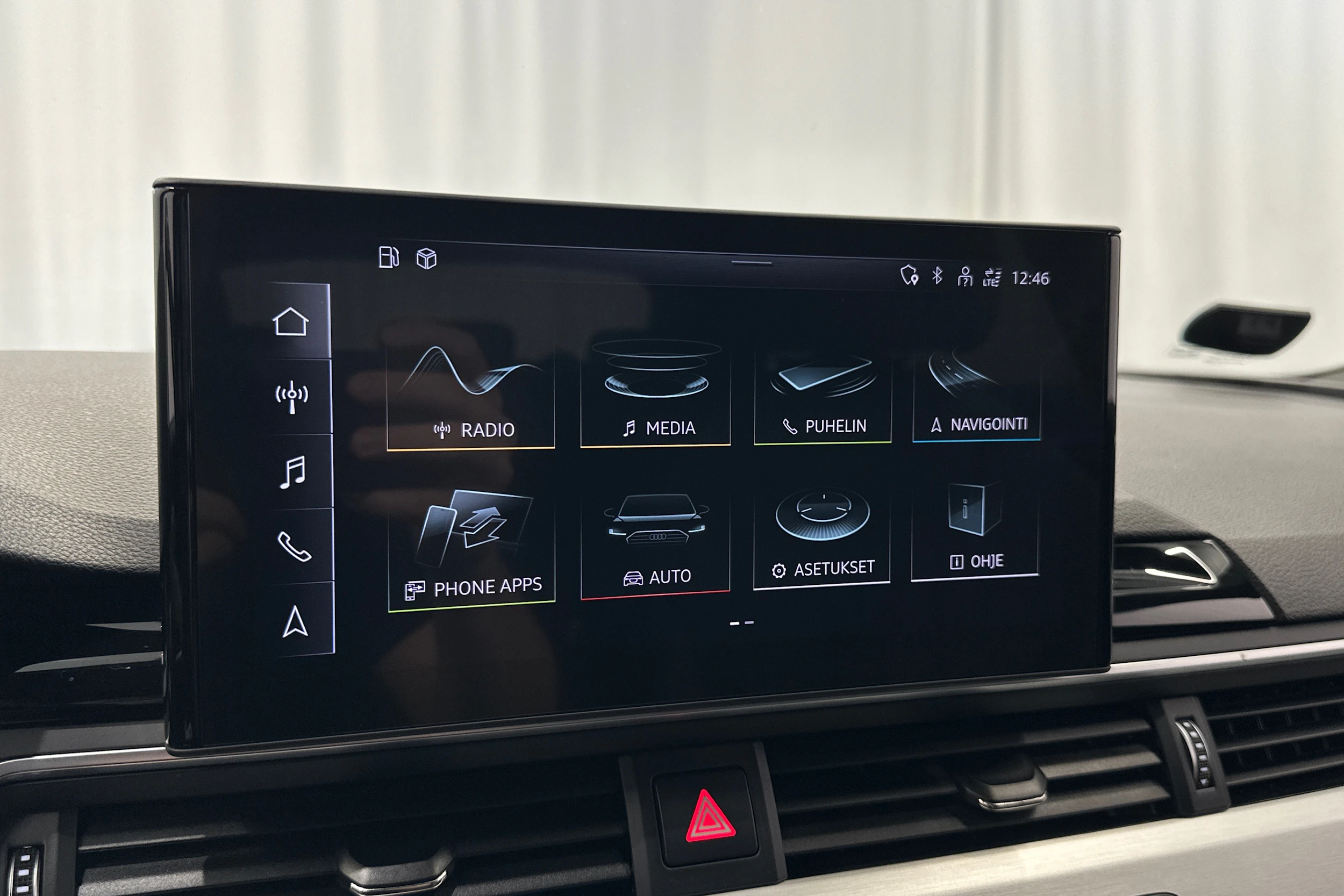 sininen Audi A4 2020 kuva 18.